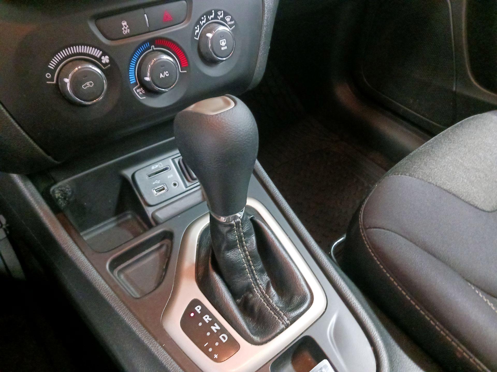 Thumbnail: 2015 Jeep Cherokee - 15