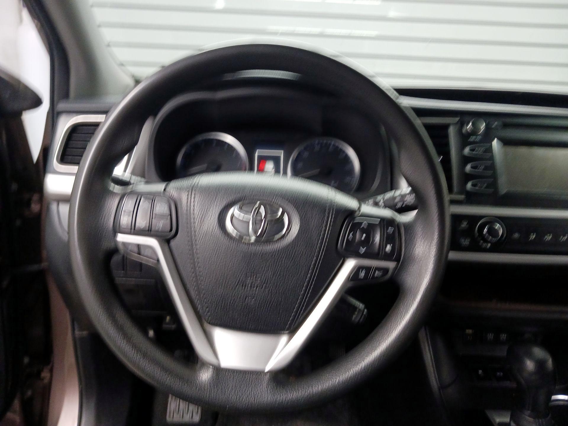 Thumbnail: 2017 Toyota Highlander - 10