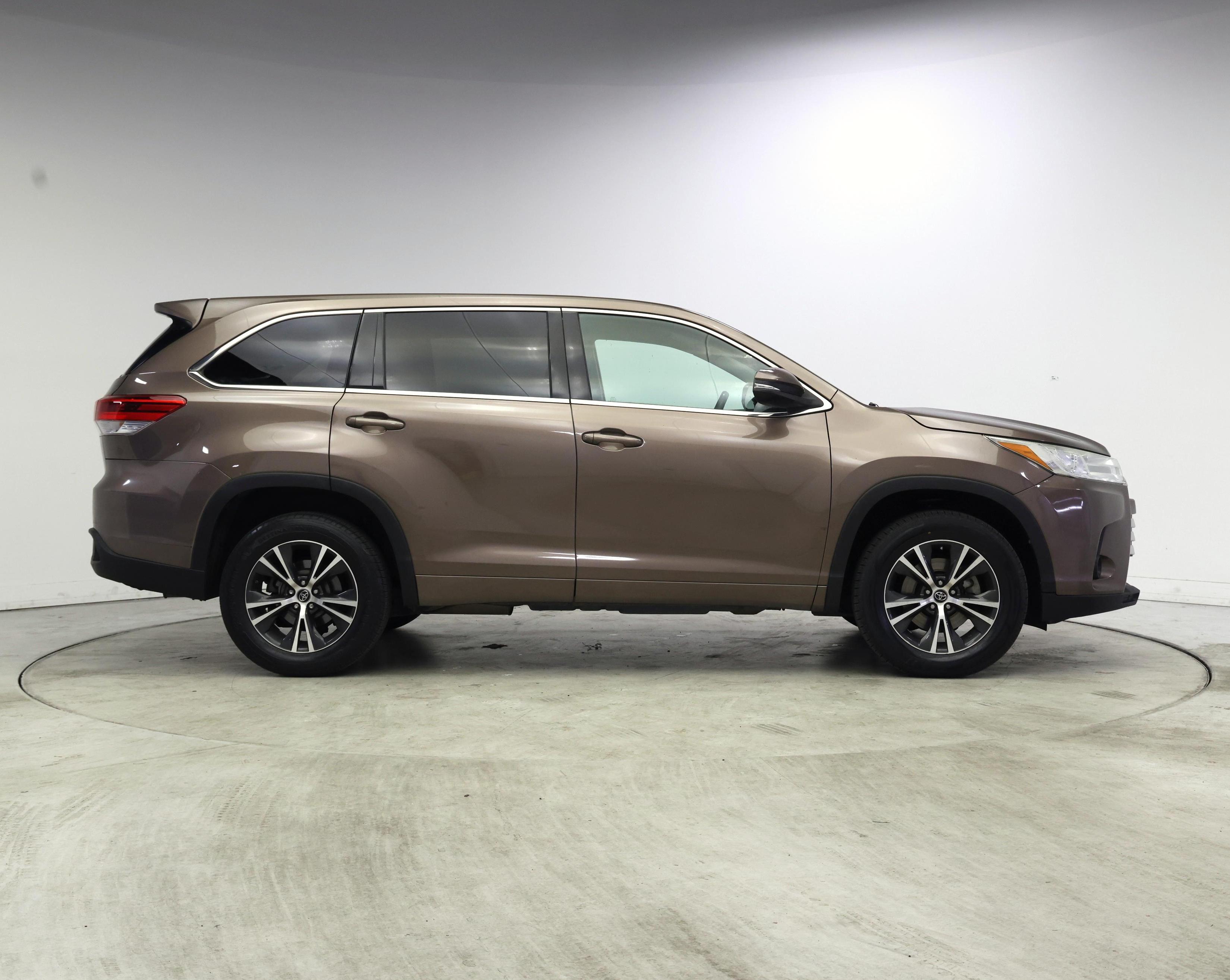 Thumbnail: 2017 Toyota Highlander - 7