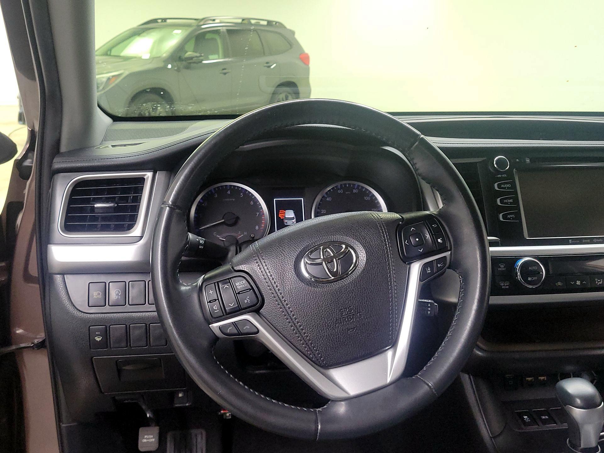 Thumbnail: 2019 Toyota Highlander - 10