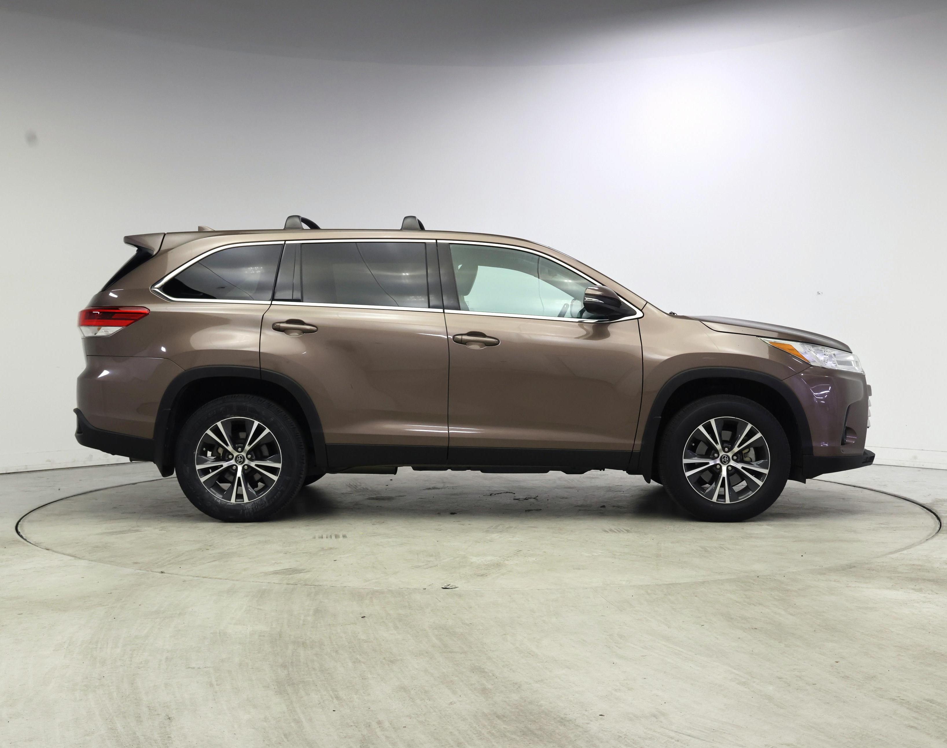 Thumbnail: 2019 Toyota Highlander - 7
