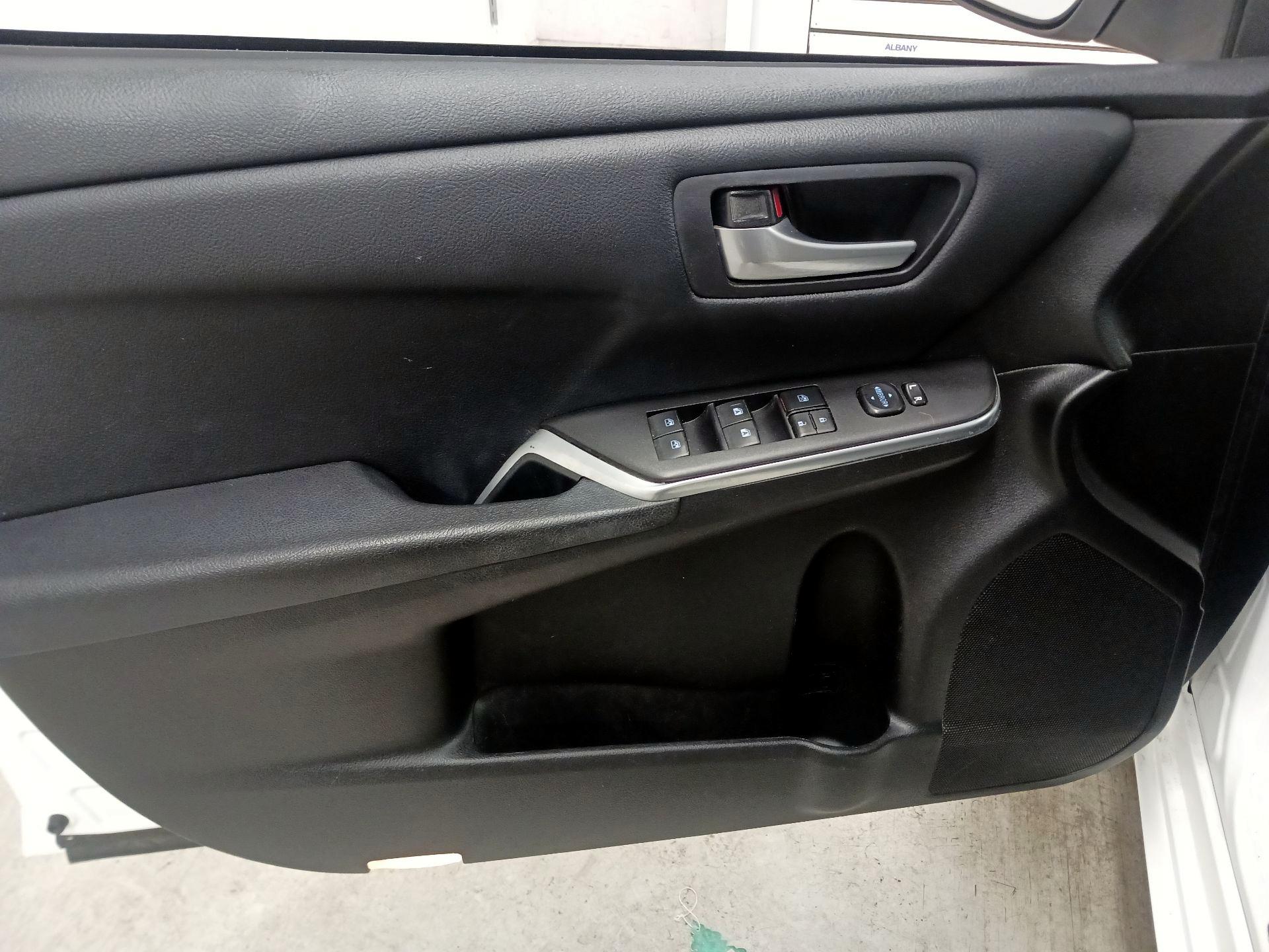 Thumbnail: 2016 Toyota Camry - 12