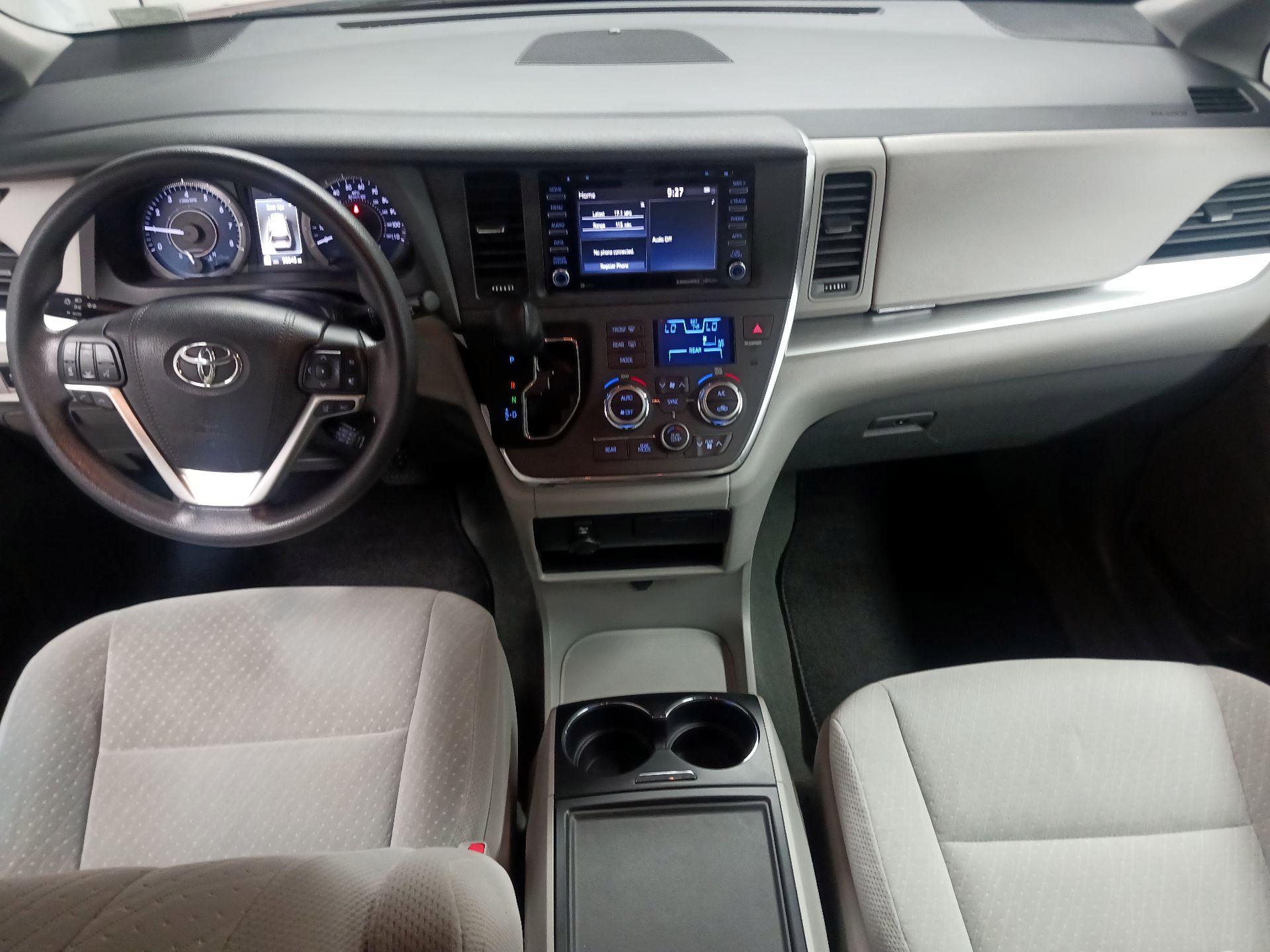 Thumbnail: 2018 Toyota Sienna - 9