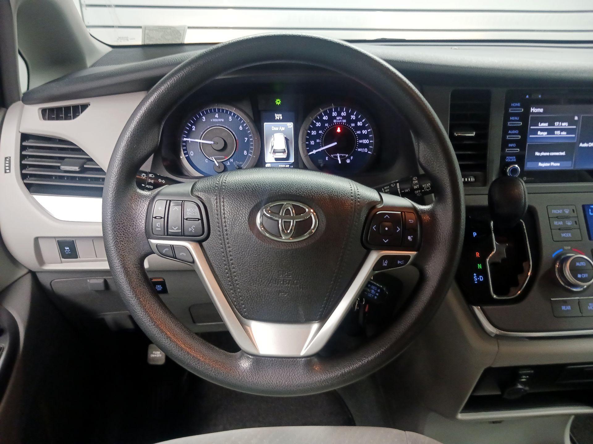 Thumbnail: 2018 Toyota Sienna - 10