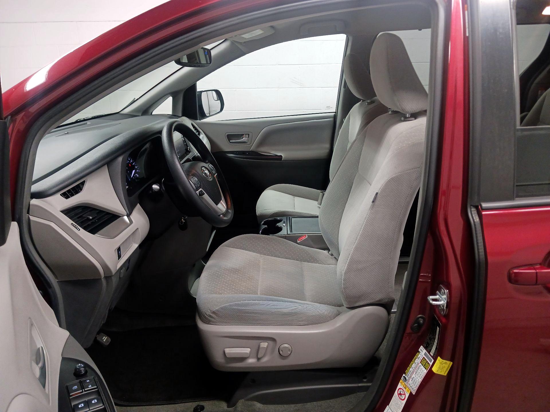 Thumbnail: 2018 Toyota Sienna - 11