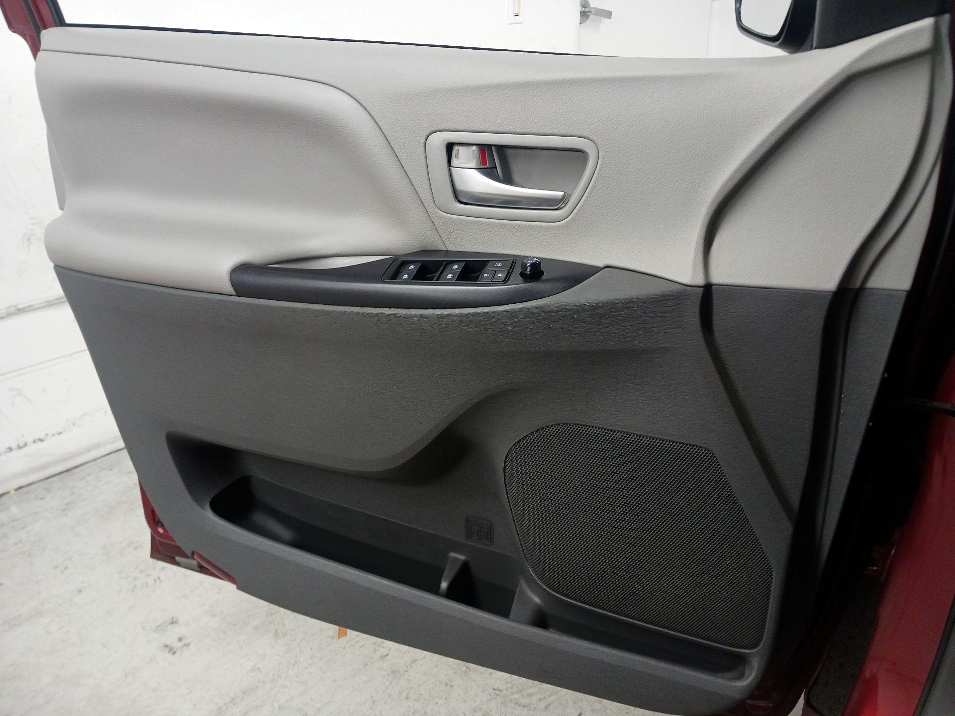 Thumbnail: 2018 Toyota Sienna - 12