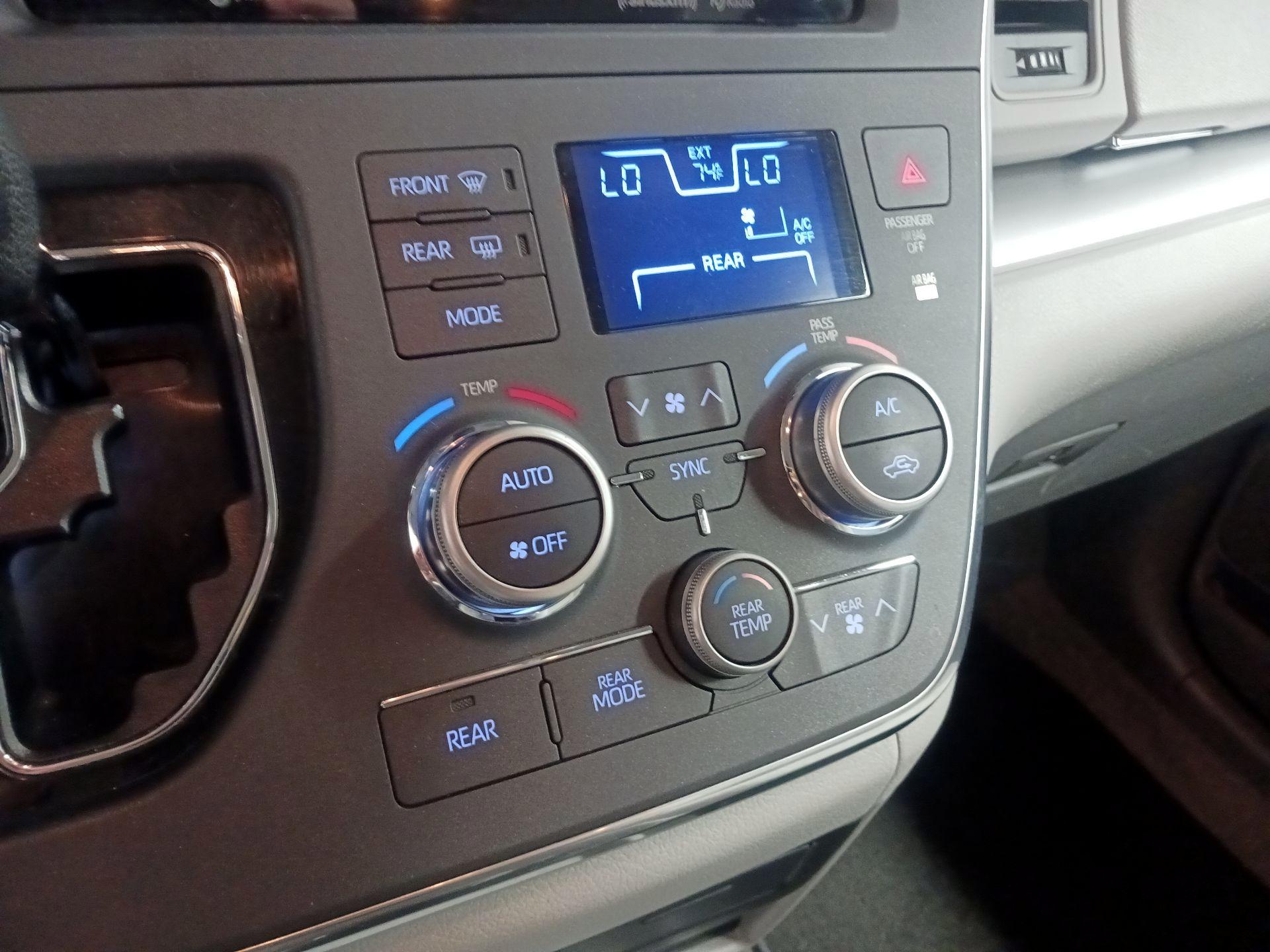 Thumbnail: 2018 Toyota Sienna - 14