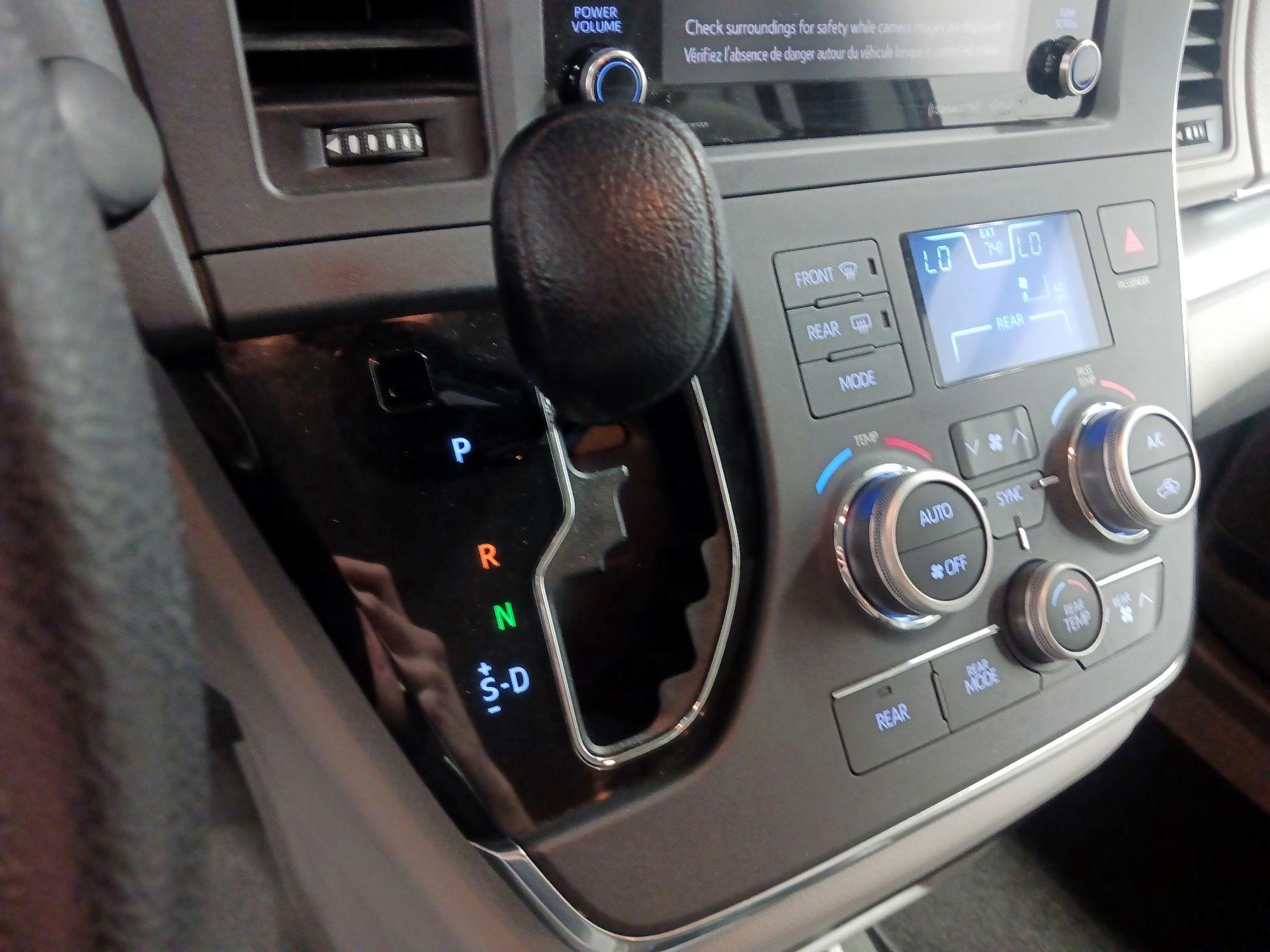 Thumbnail: 2018 Toyota Sienna - 15