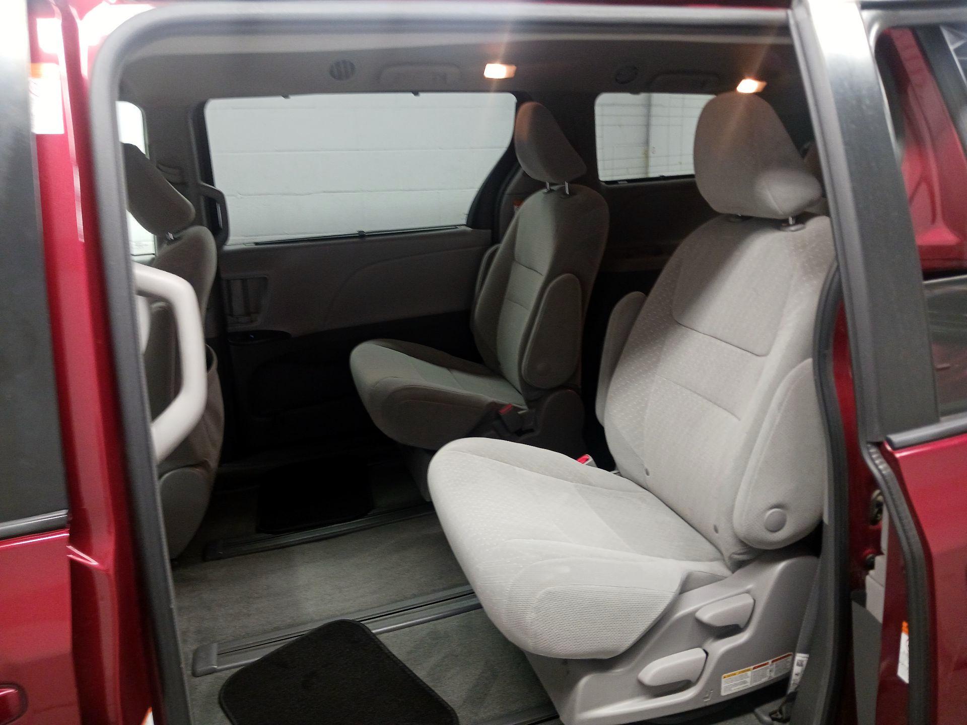 Thumbnail: 2018 Toyota Sienna - 16