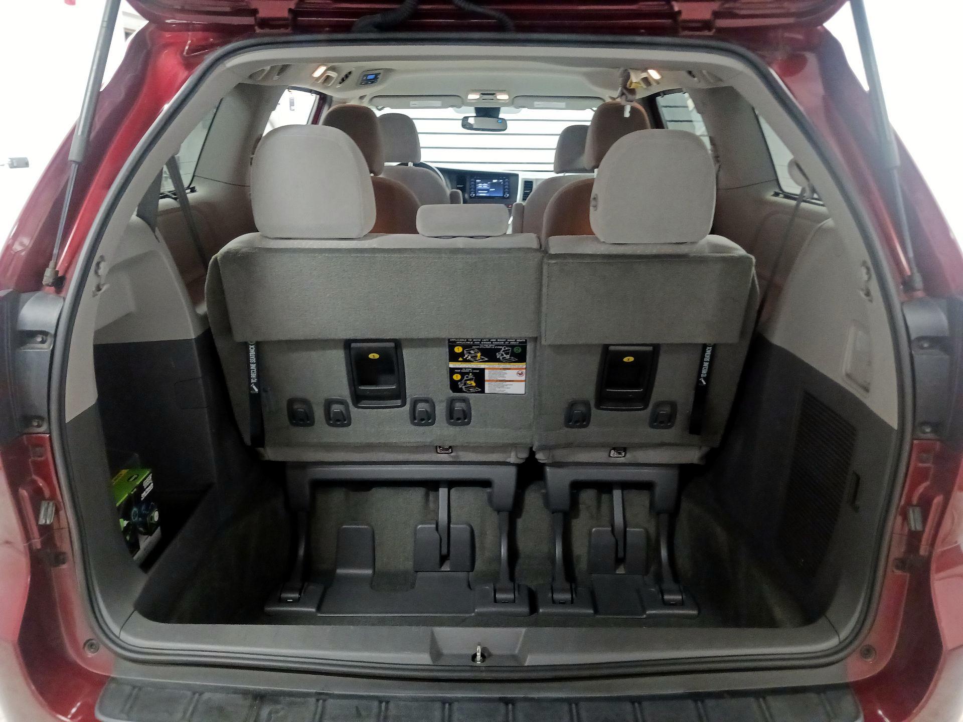 Thumbnail: 2018 Toyota Sienna - 17