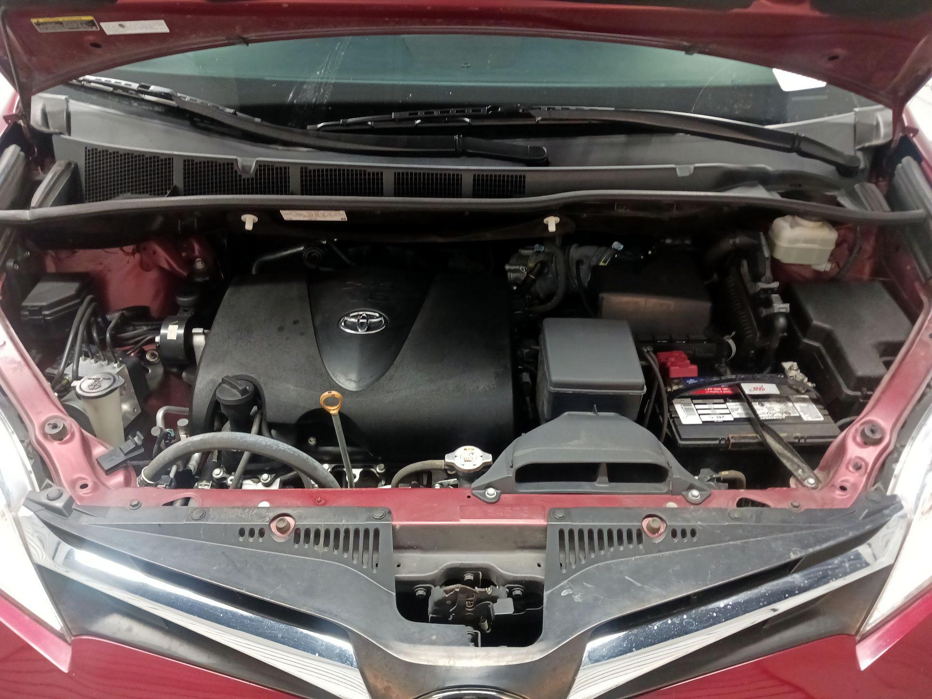 Thumbnail: 2018 Toyota Sienna - 18