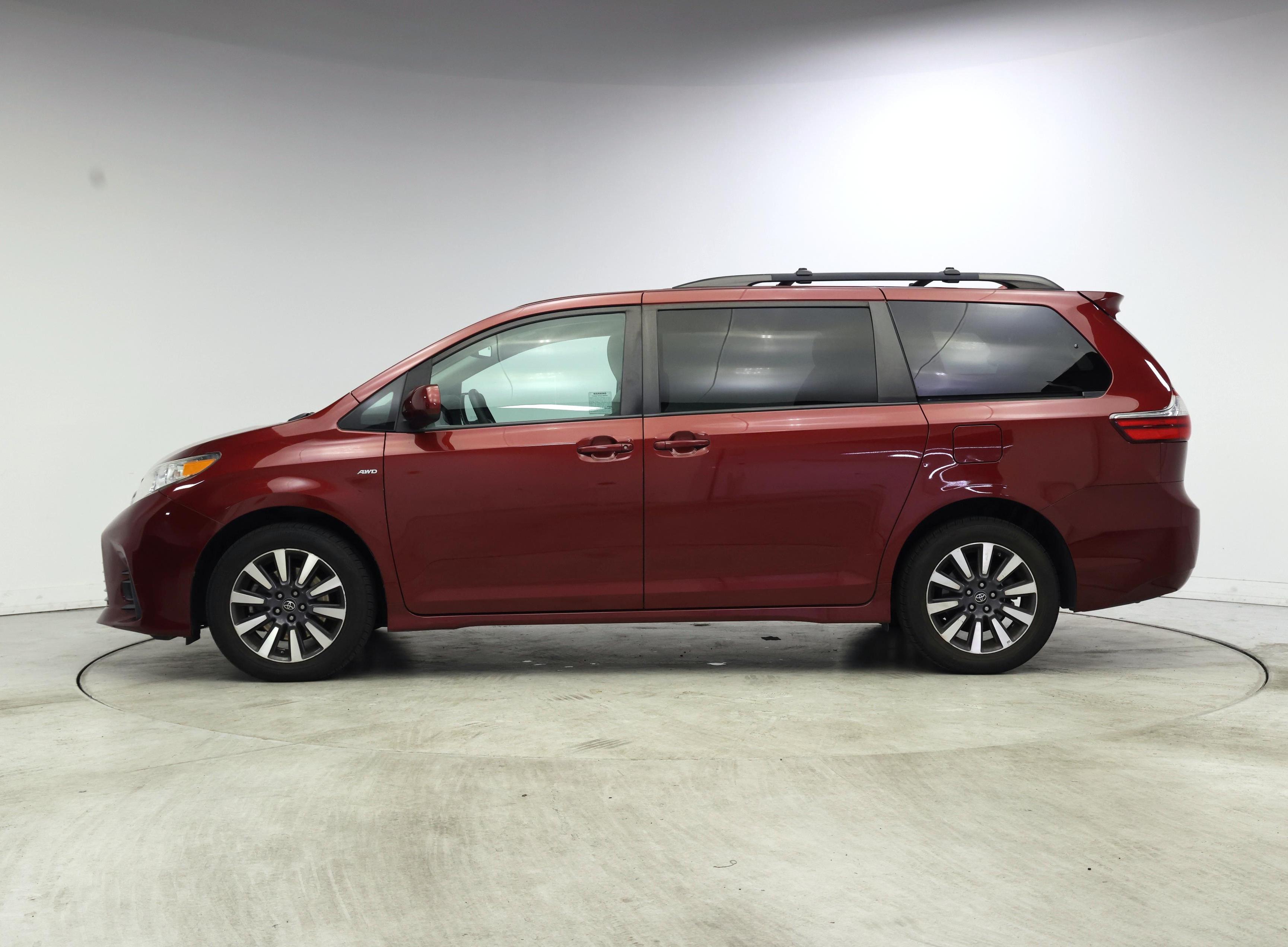 Thumbnail: 2018 Toyota Sienna - 3