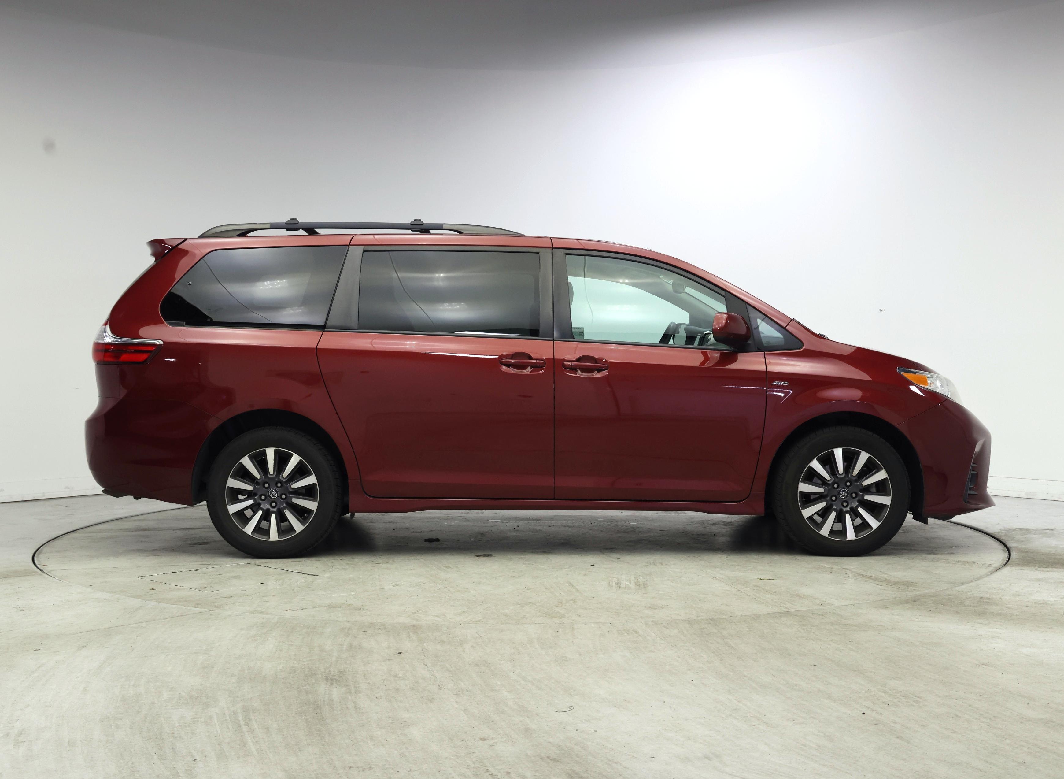 Thumbnail: 2018 Toyota Sienna - 7