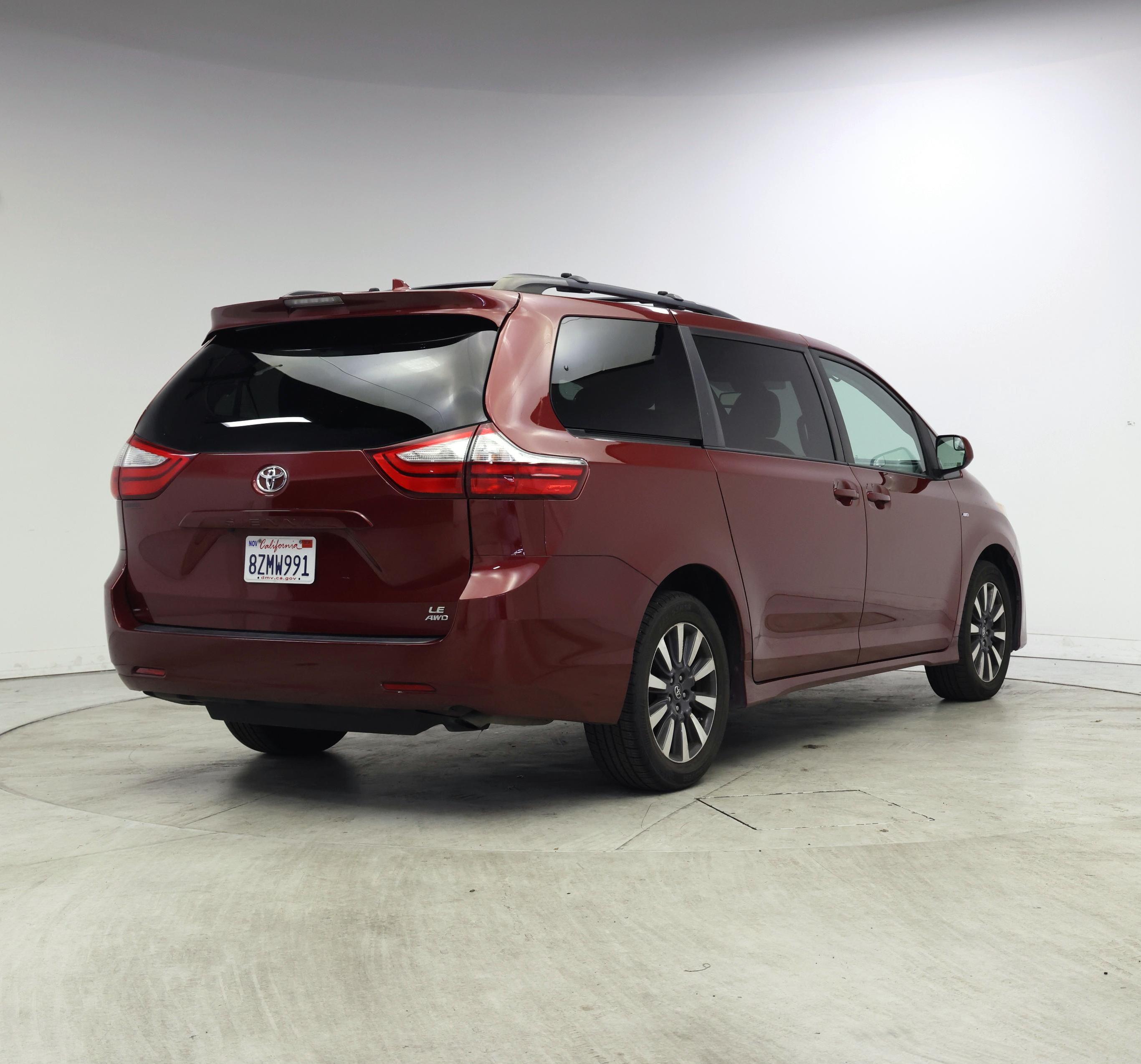 Thumbnail: 2018 Toyota Sienna - 8