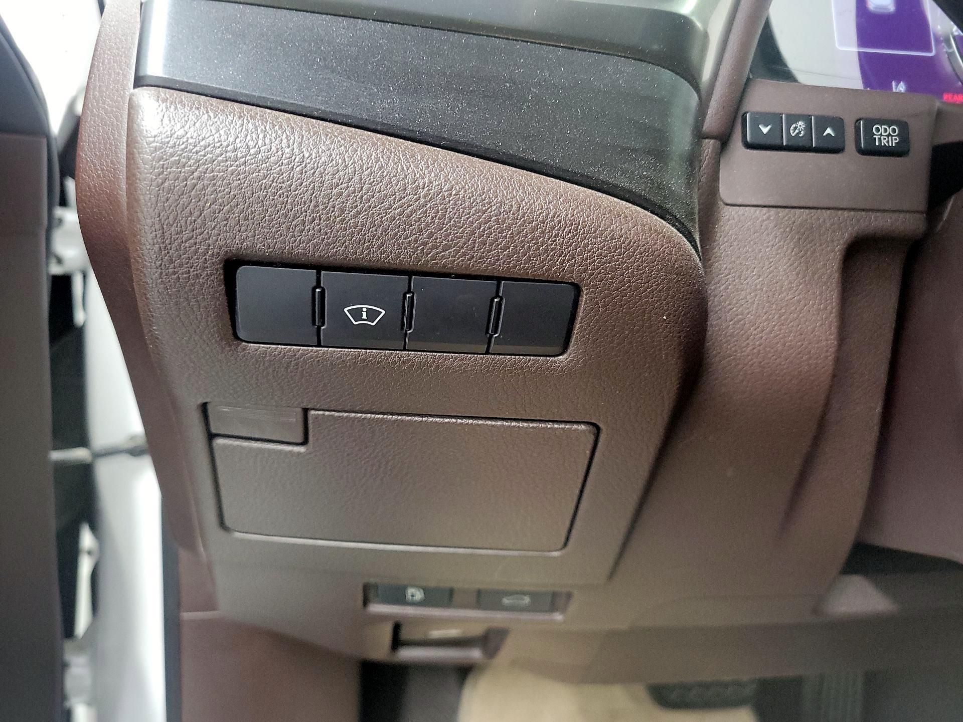 Thumbnail: 2019 Lexus ES - 13