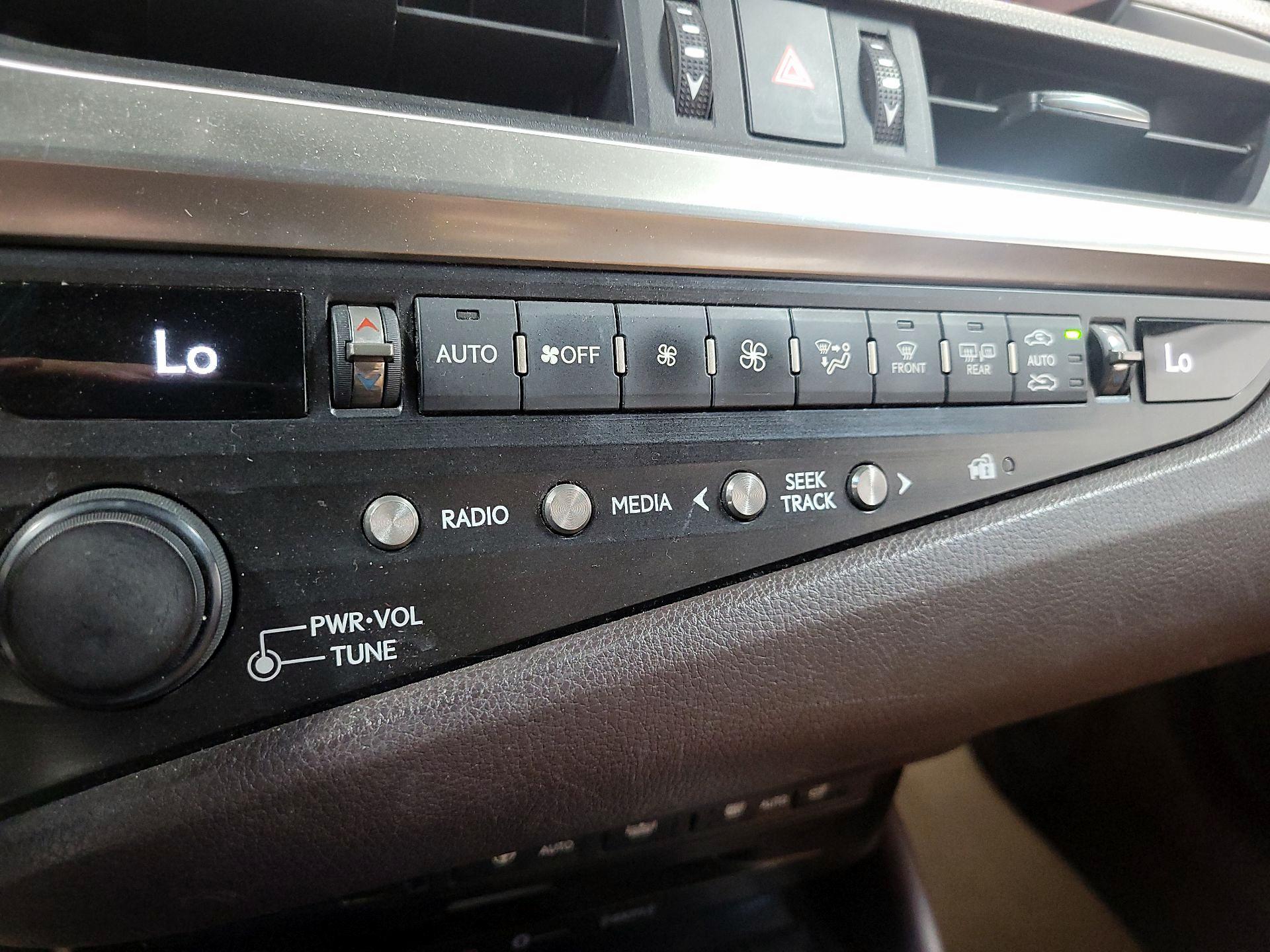 Thumbnail: 2019 Lexus ES - 16