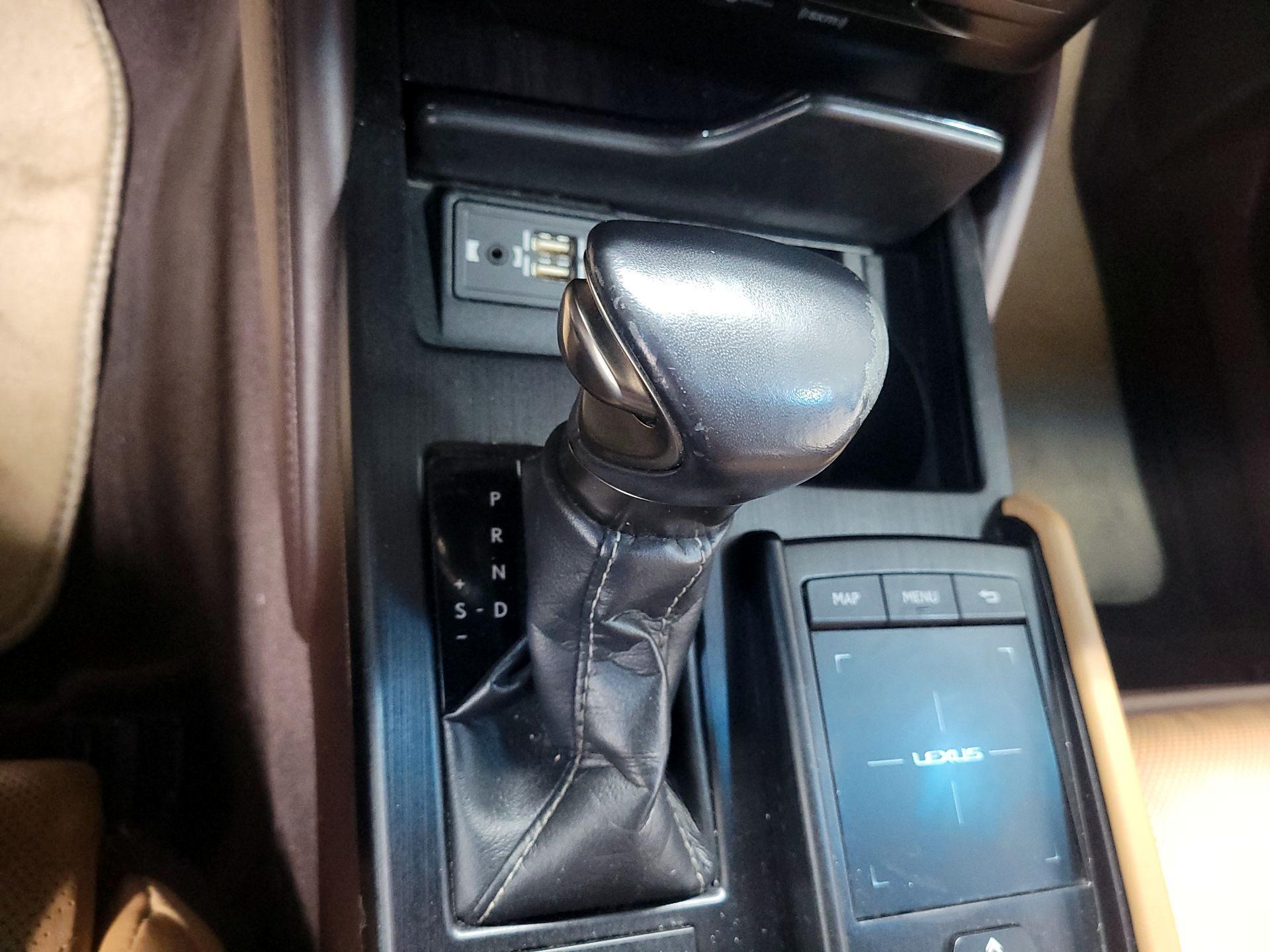 Thumbnail: 2019 Lexus ES - 17