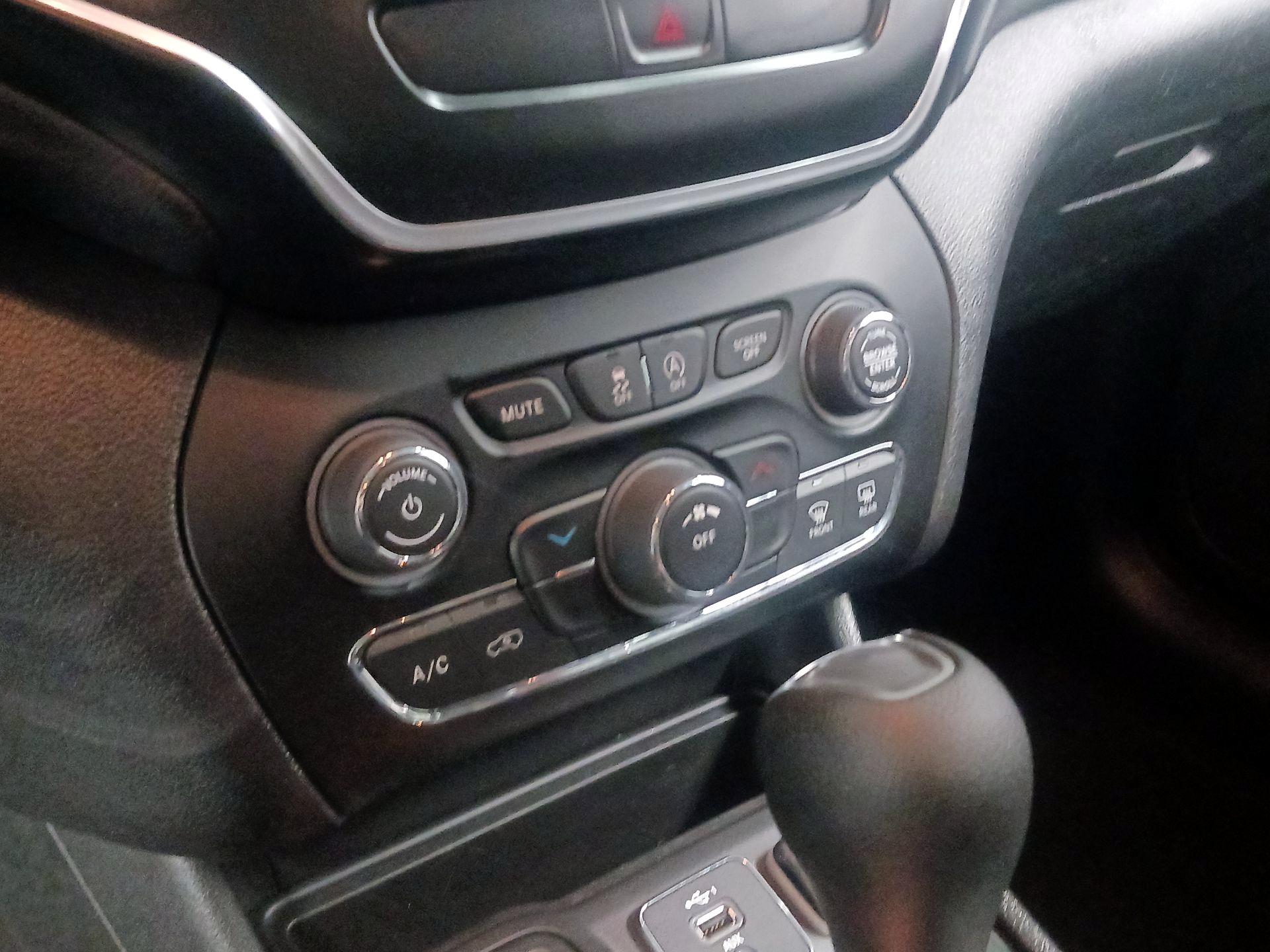 Thumbnail: 2020 Jeep Cherokee - 14