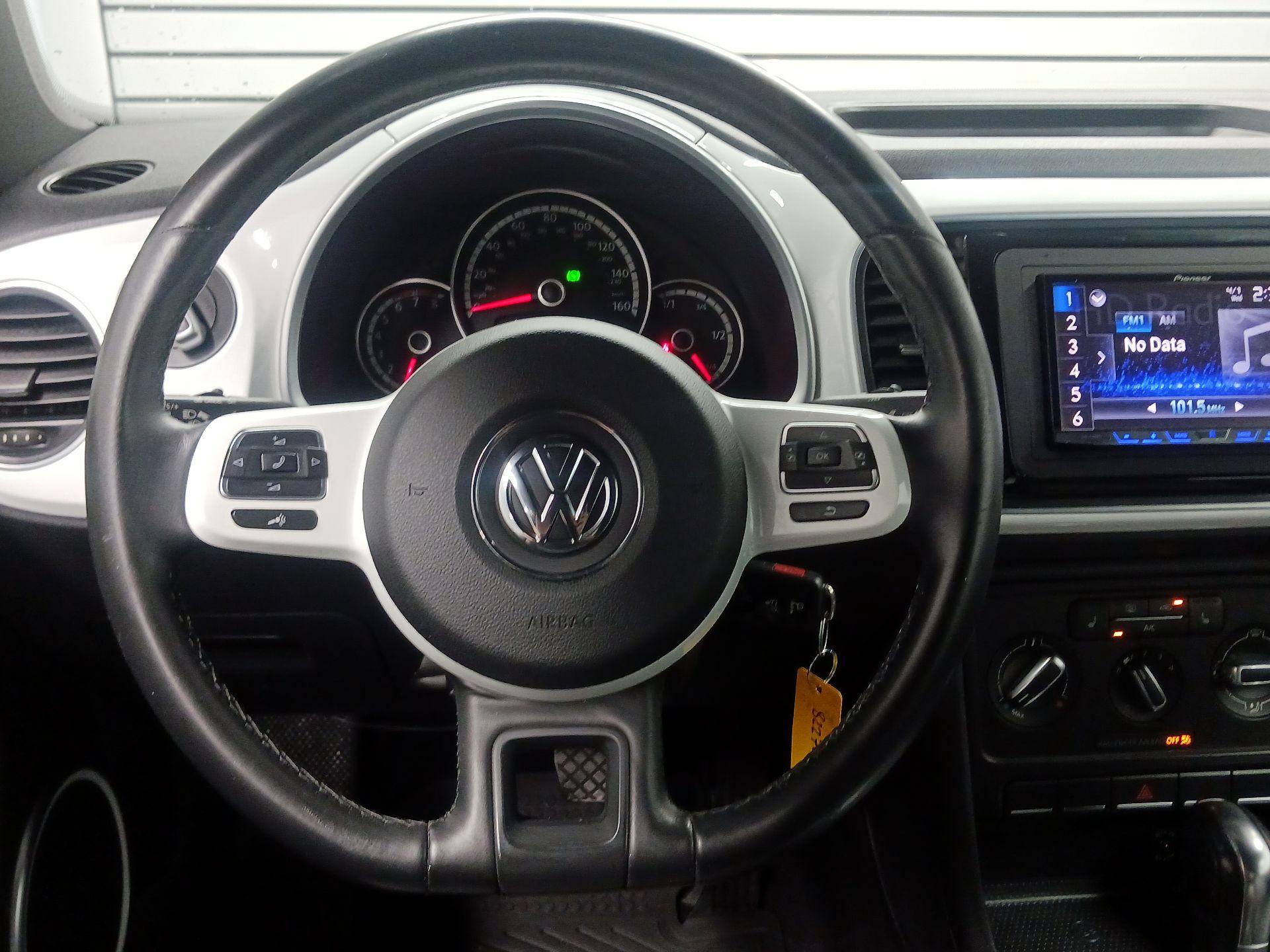 Thumbnail: 2014 Volkswagen Beetle - 10