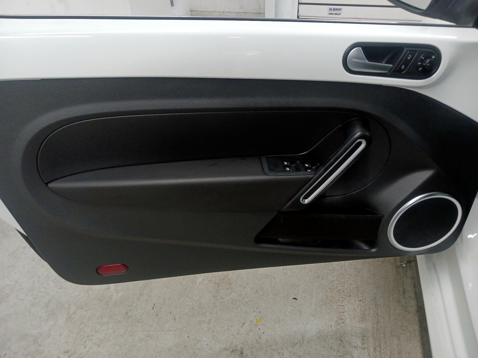 Thumbnail: 2014 Volkswagen Beetle - 12