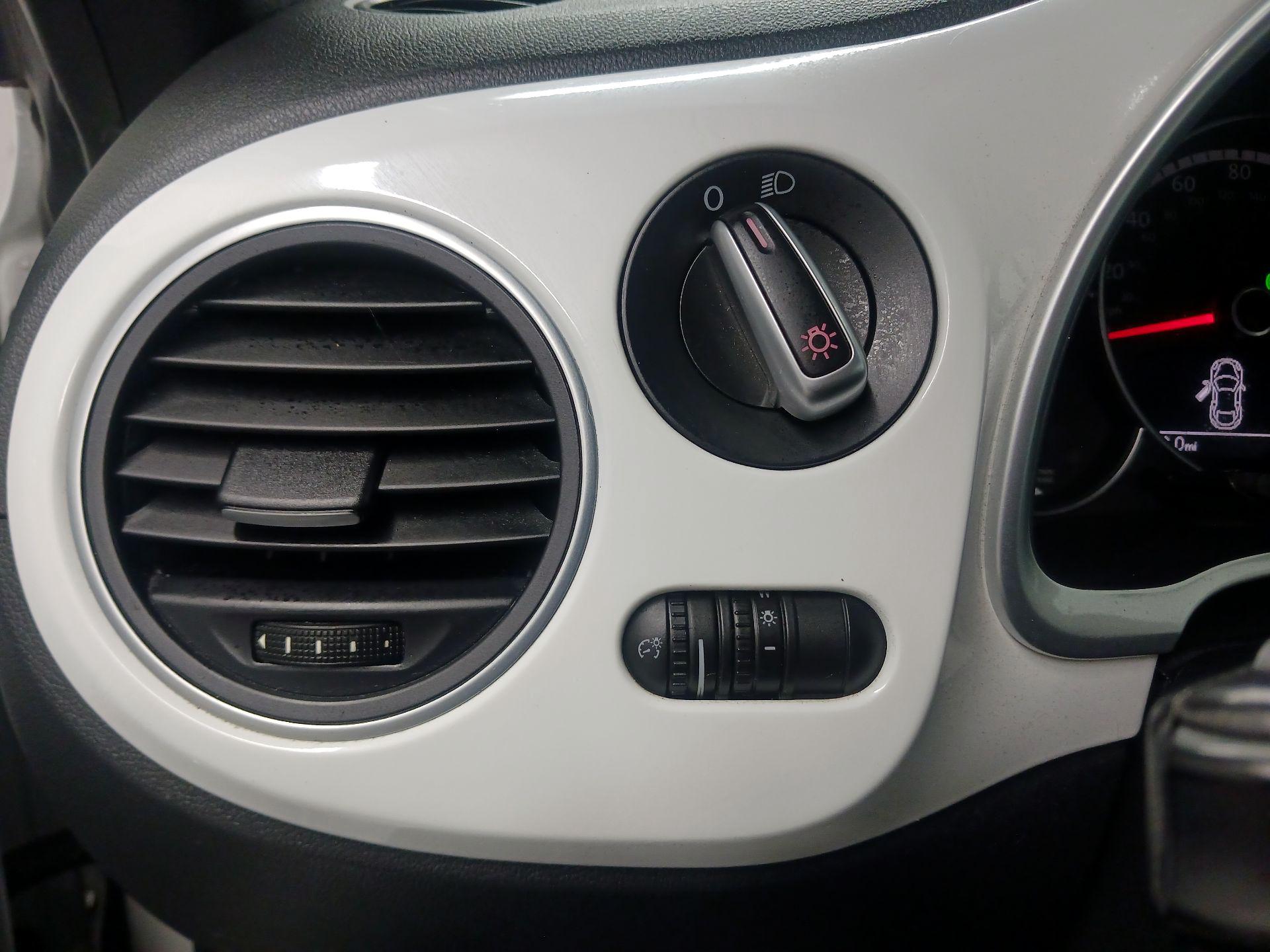 Thumbnail: 2014 Volkswagen Beetle - 13