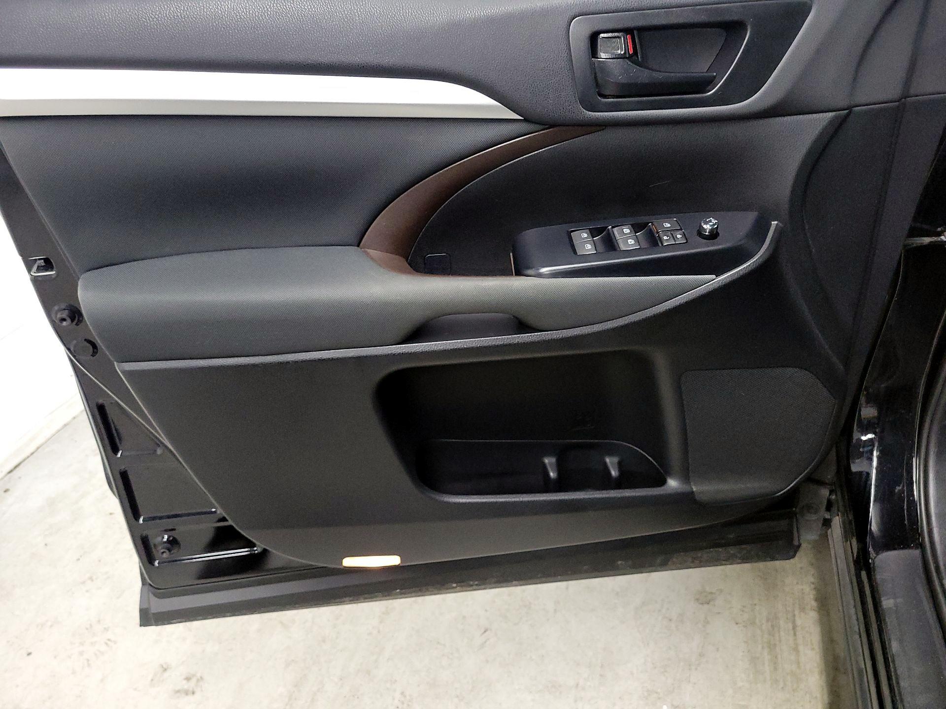 Thumbnail: 2019 Toyota Highlander - 12