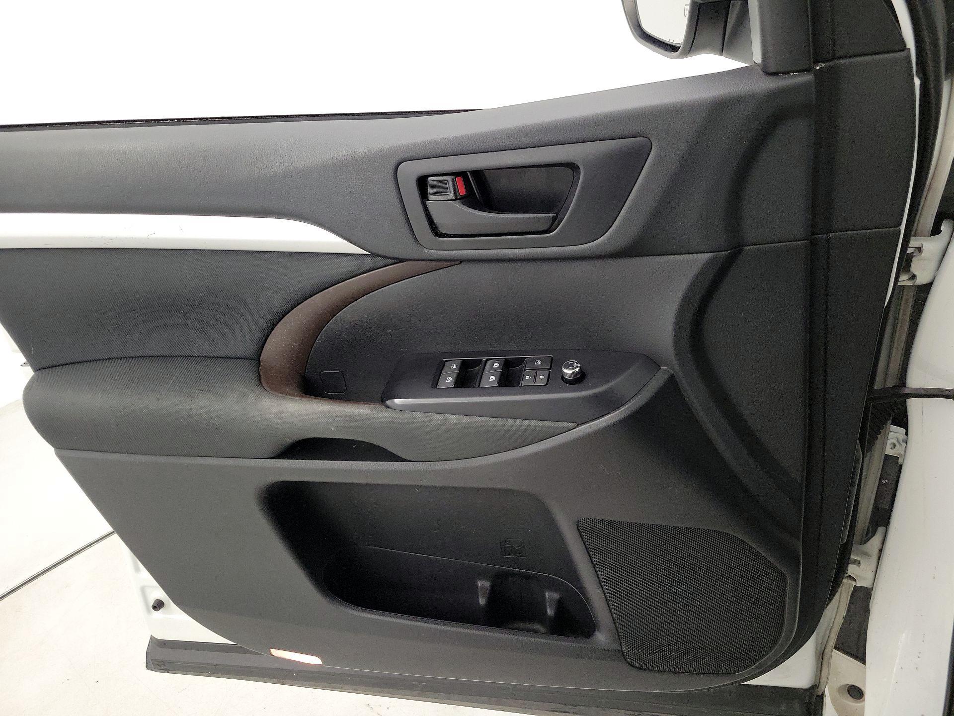 Thumbnail: 2018 Toyota Highlander - 12