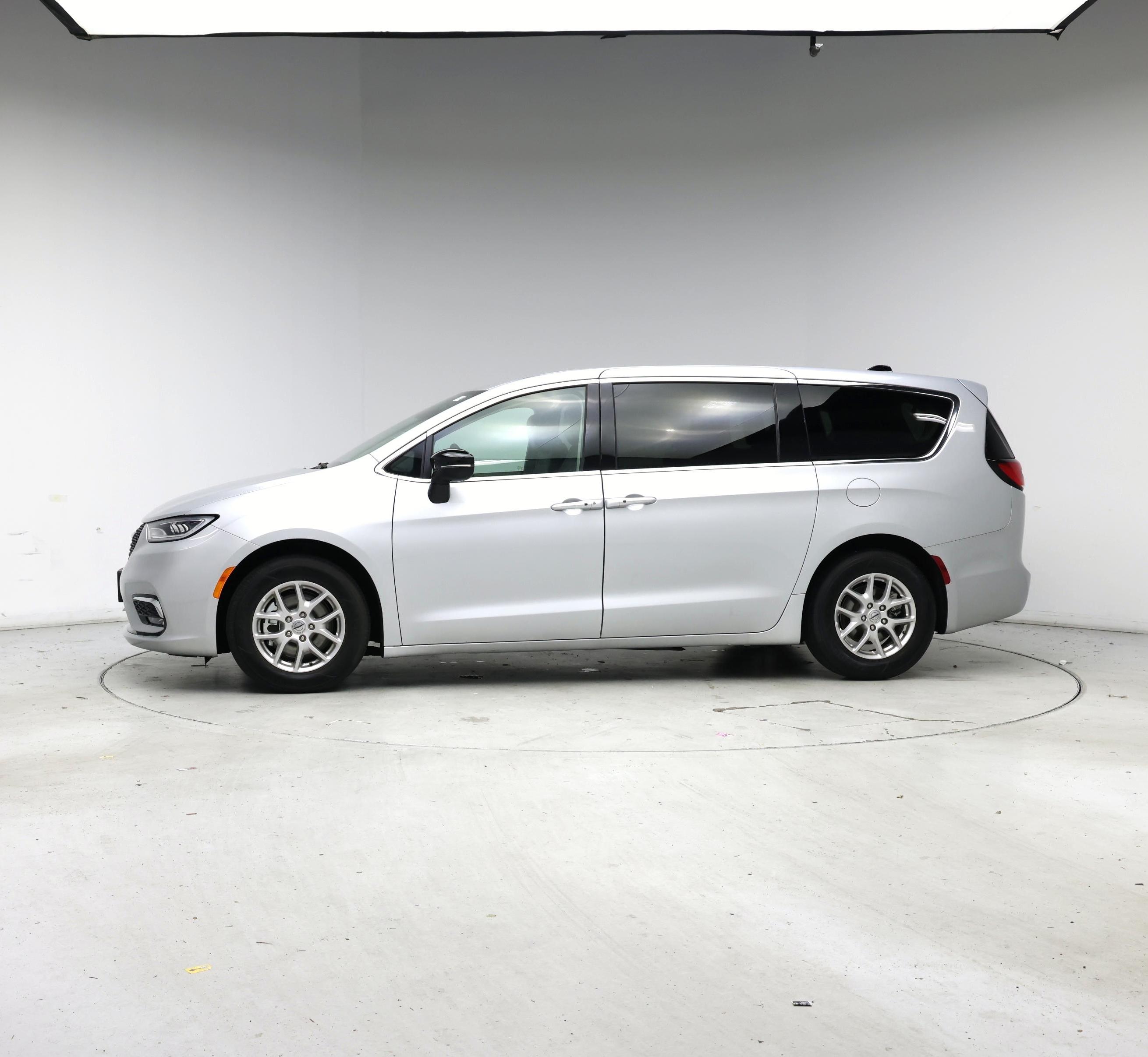 Thumbnail: 2024 Chrysler Pacifica - 3