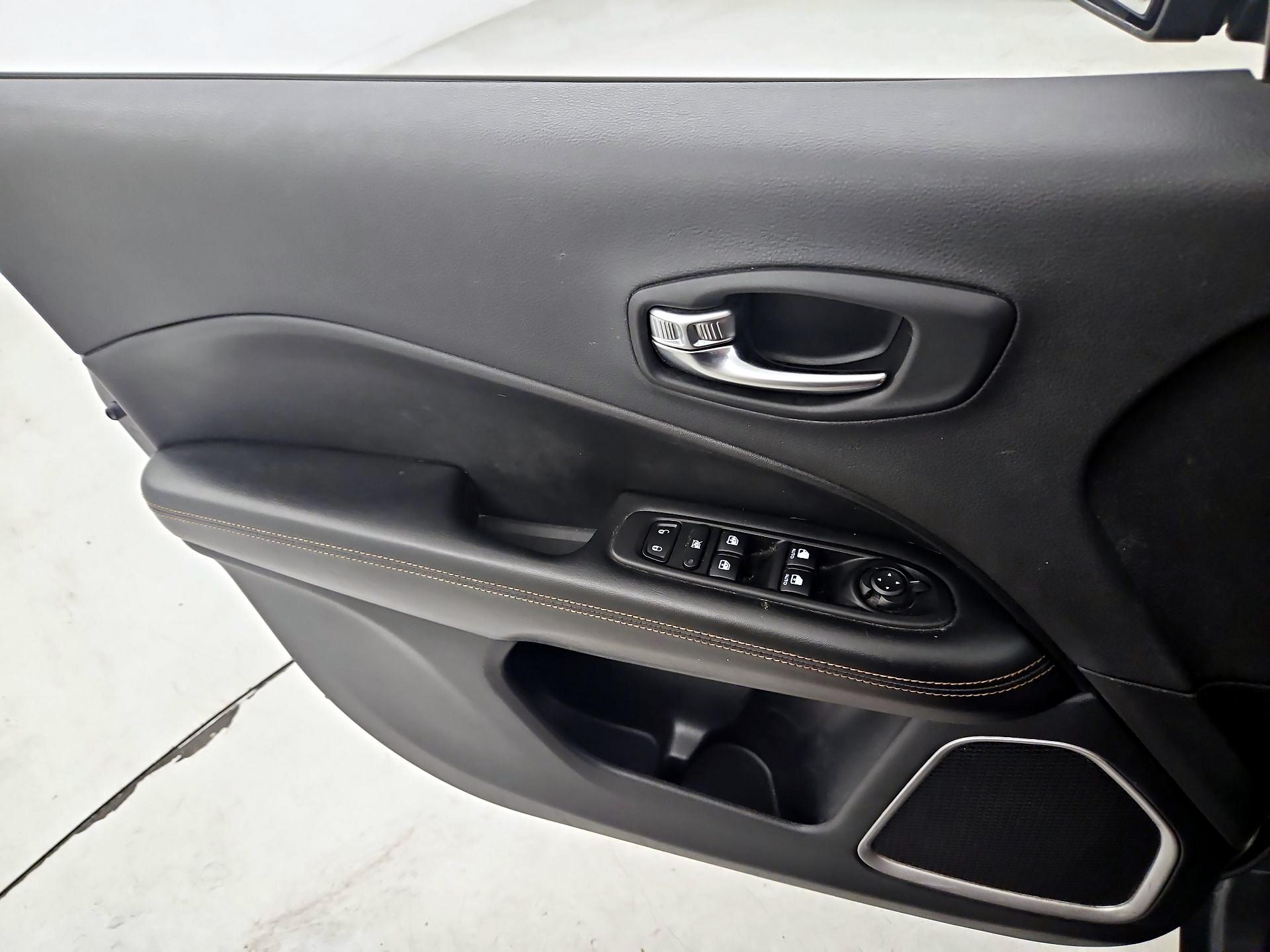 Thumbnail: 2020 Jeep Compass - 12