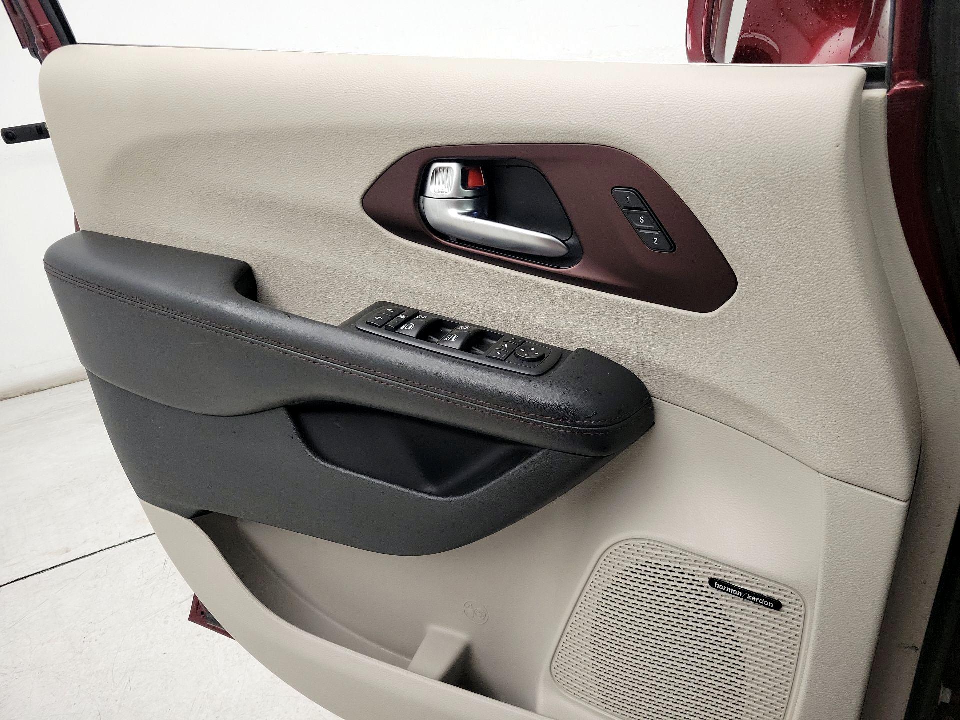 Thumbnail: 2018 Chrysler Pacifica - 12