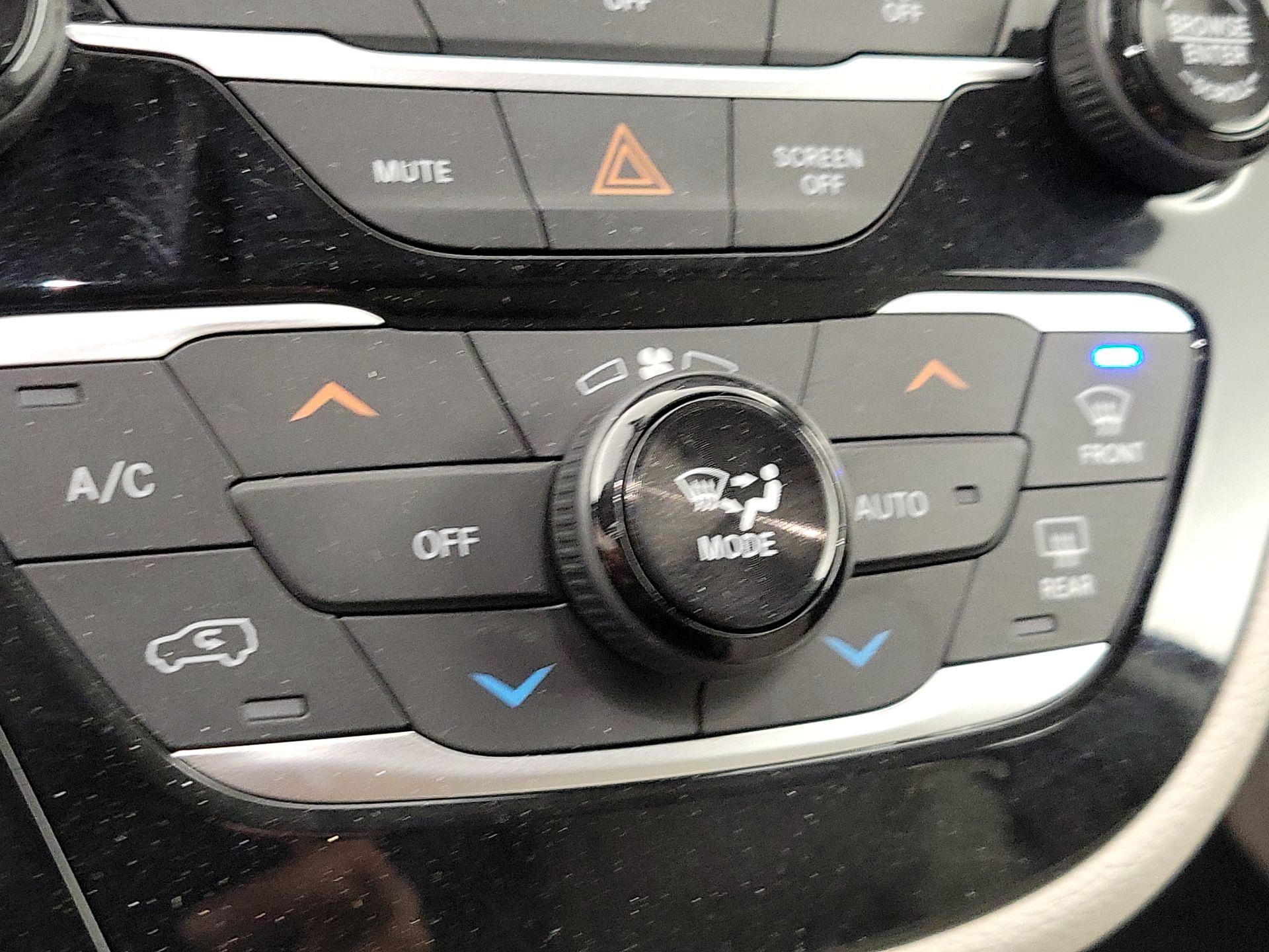 Thumbnail: 2018 Chrysler Pacifica - 17