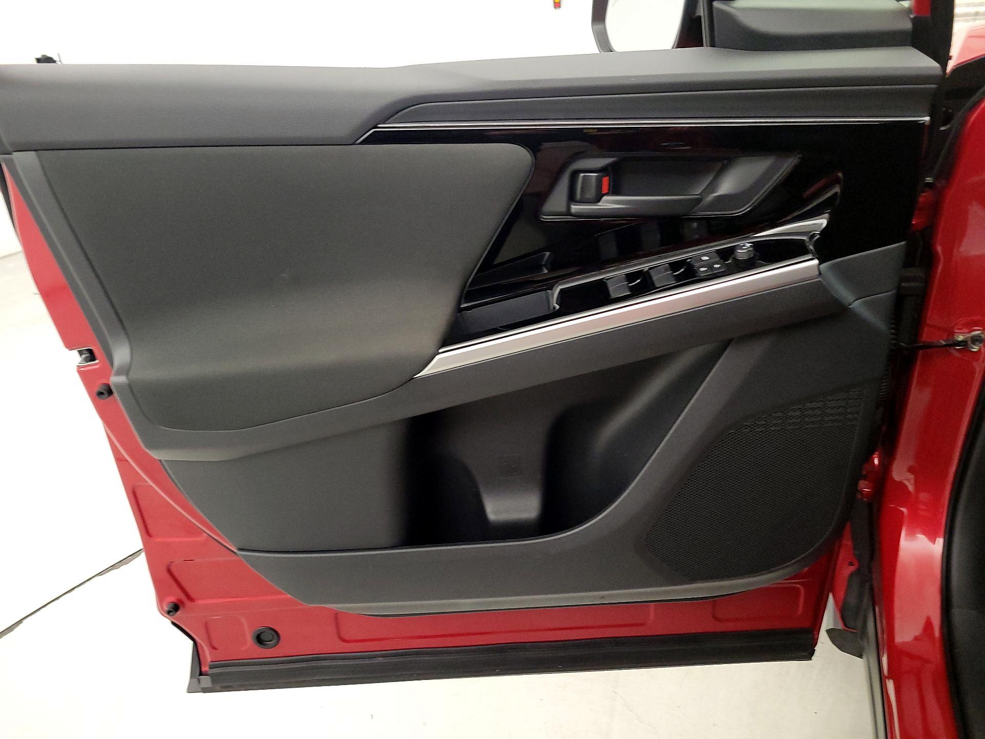 Thumbnail: 2025 Subaru Solterra - 12