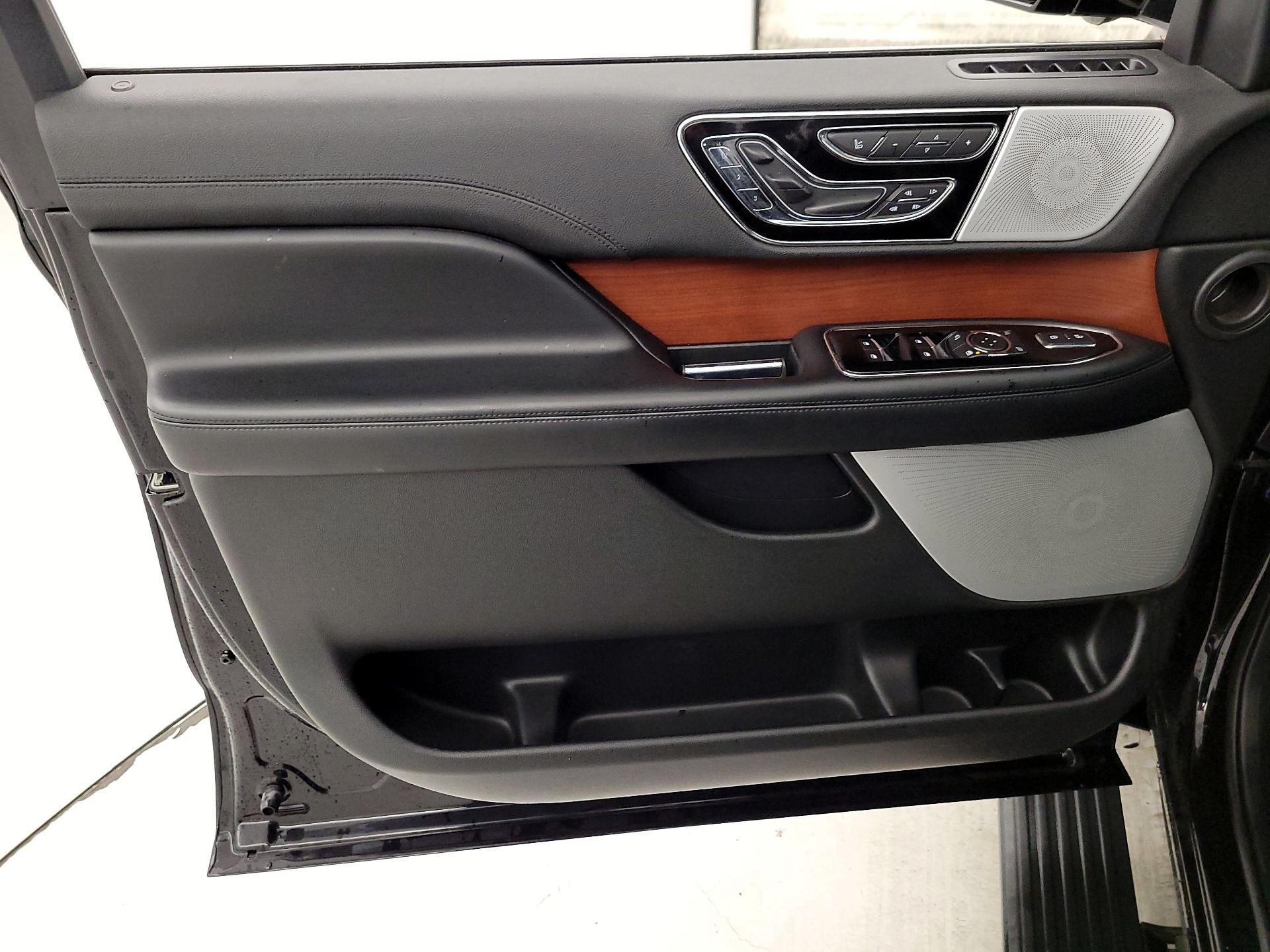 Thumbnail: 2020 Lincoln Navigator L - 12