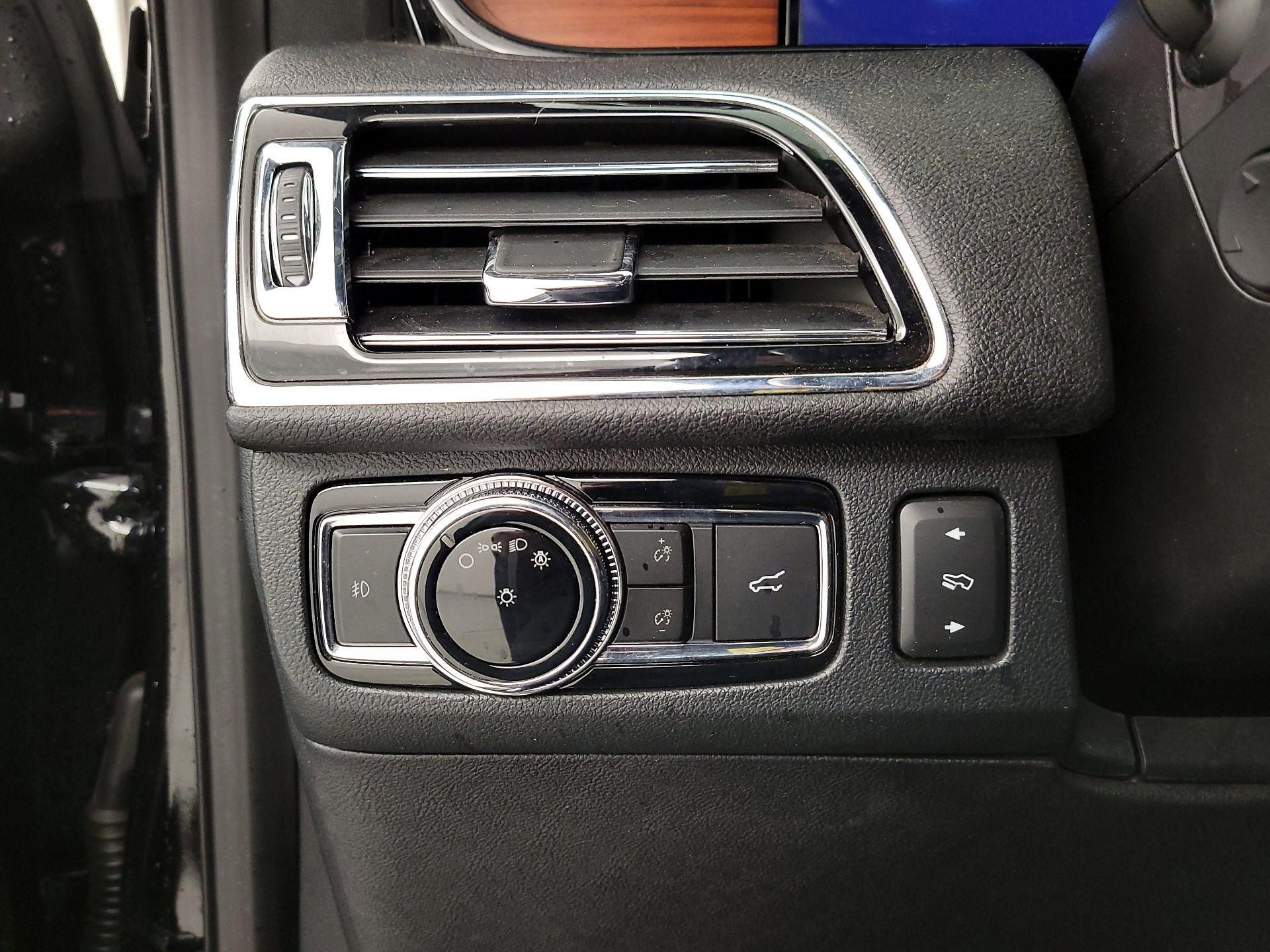 Thumbnail: 2020 Lincoln Navigator L - 13