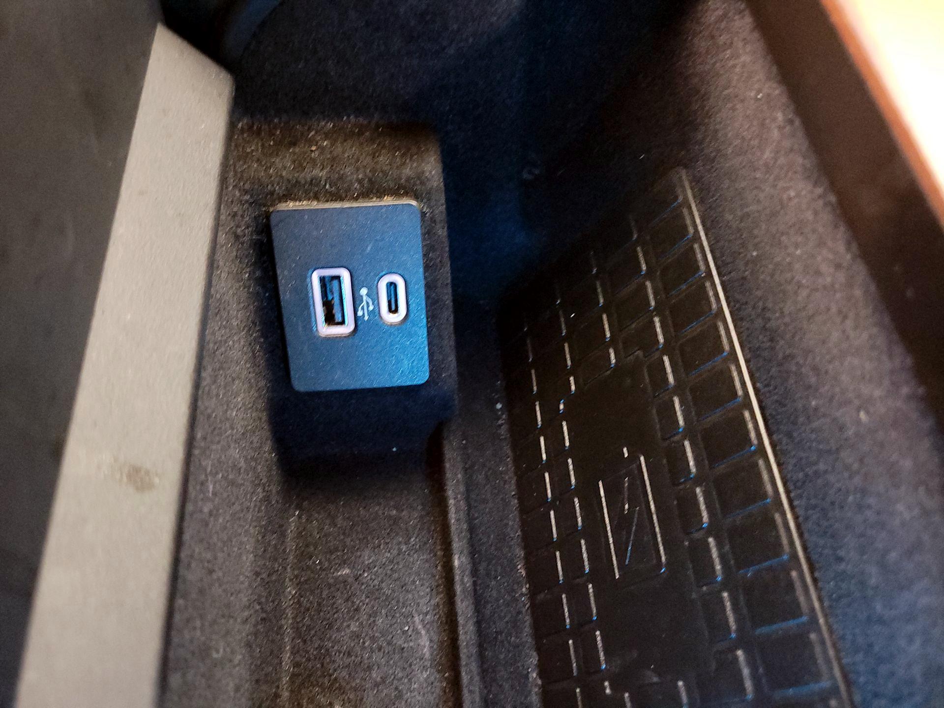 Thumbnail: 2020 Lincoln Navigator L - 19