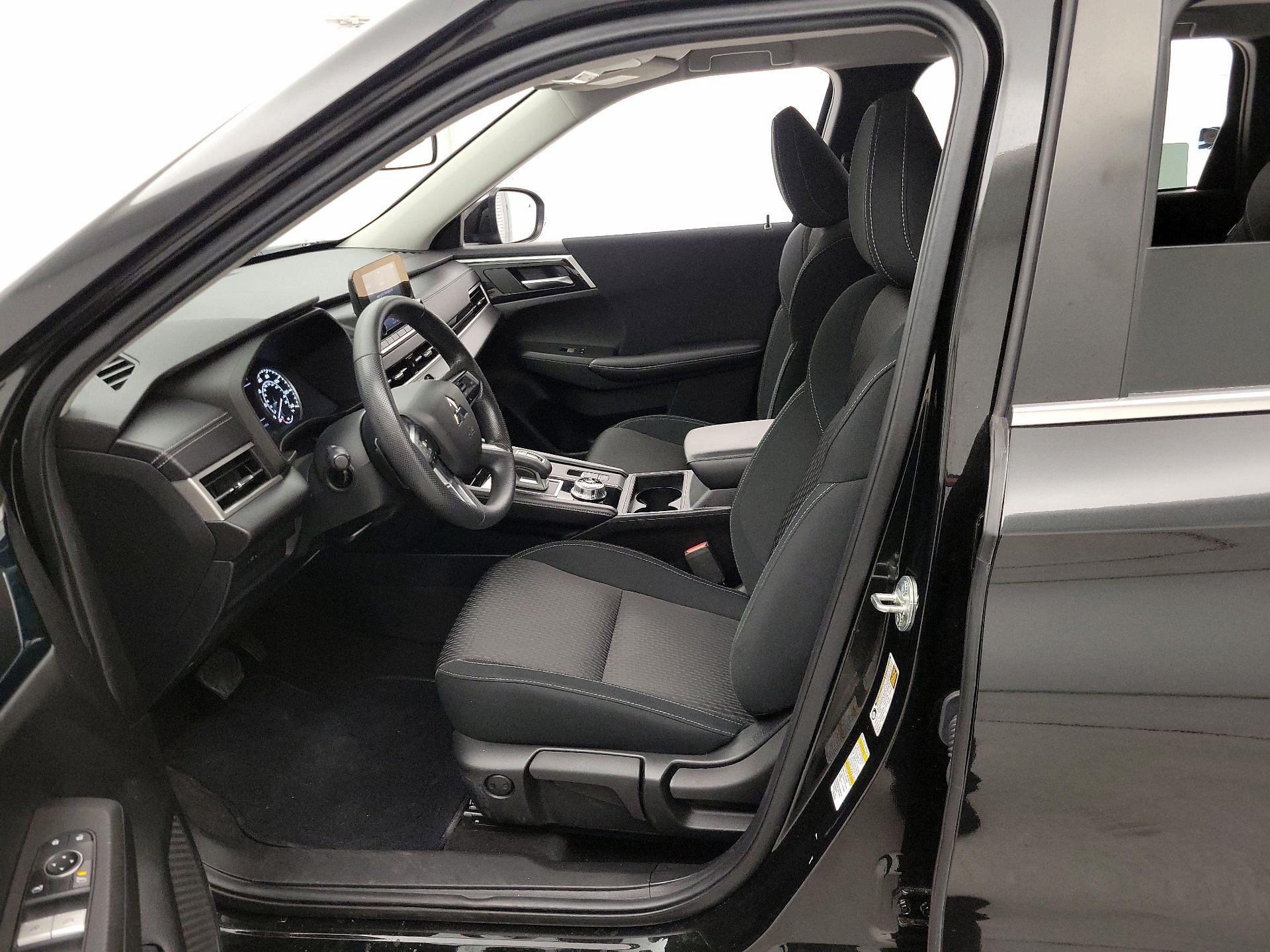 Thumbnail: 2022 Mitsubishi Outlander - 11