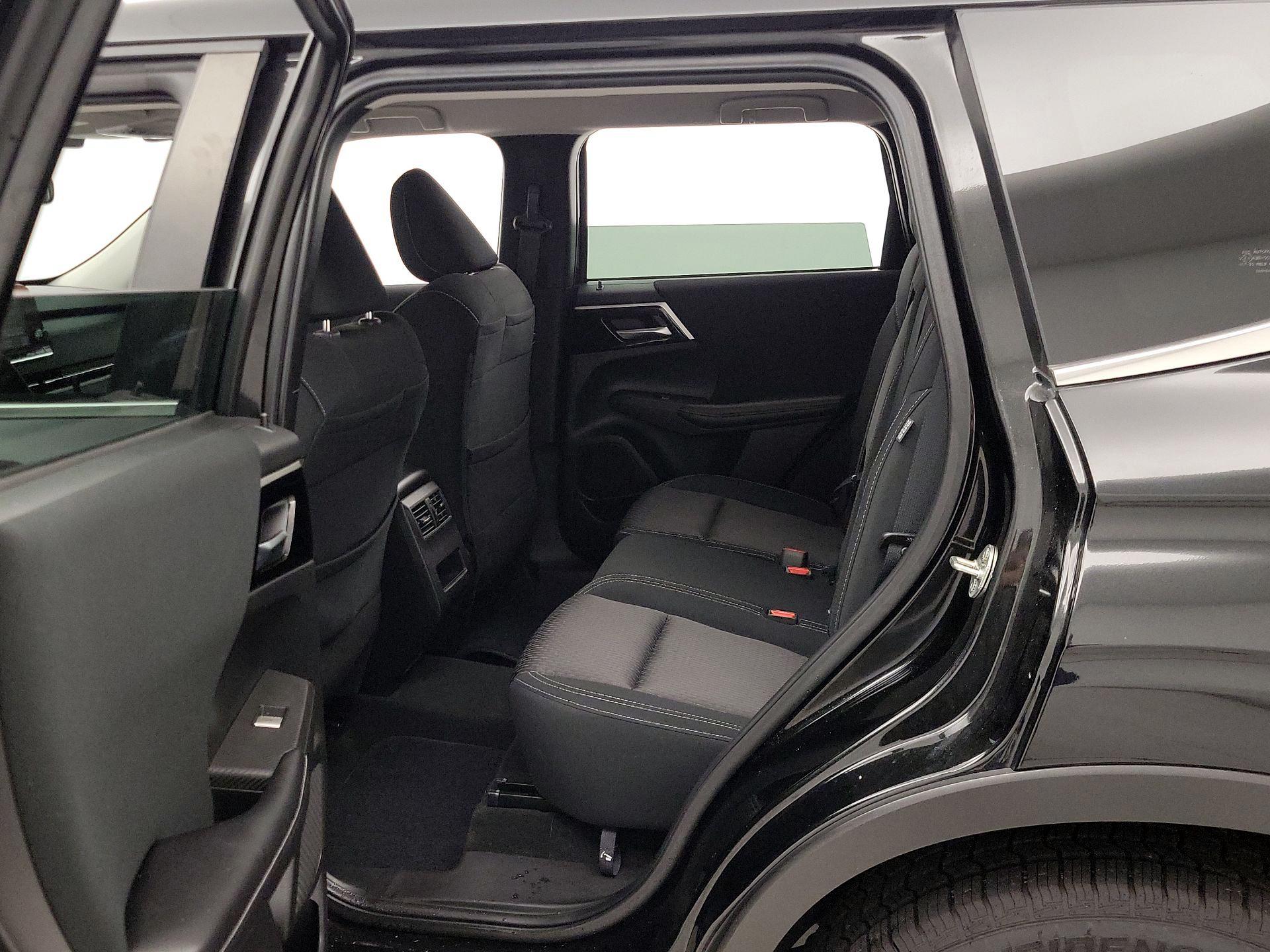 Thumbnail: 2022 Mitsubishi Outlander - 19