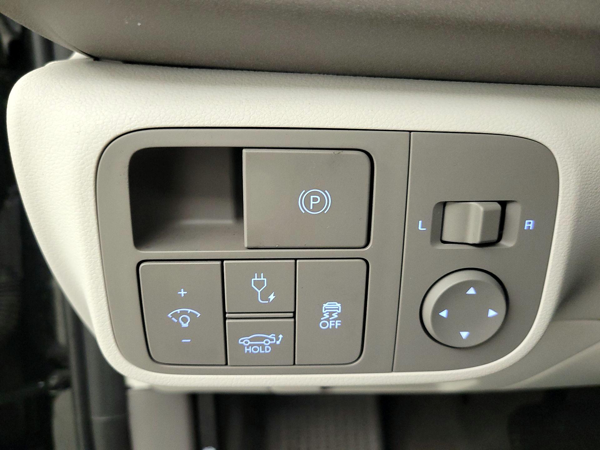 Thumbnail: 2023 Hyundai Ioniq 6 - 13