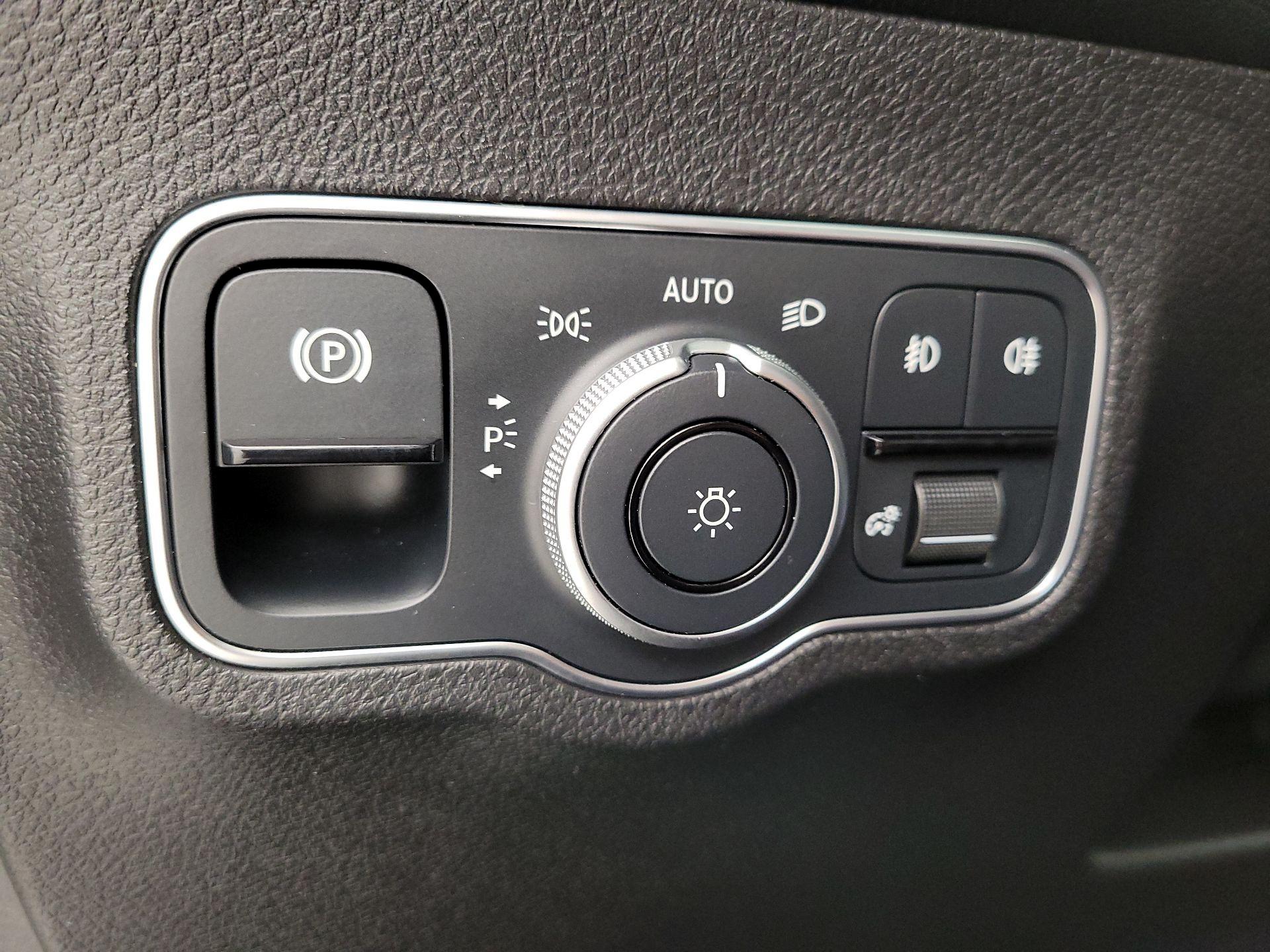 Thumbnail: 2023 Mercedes-Benz GLB - 13