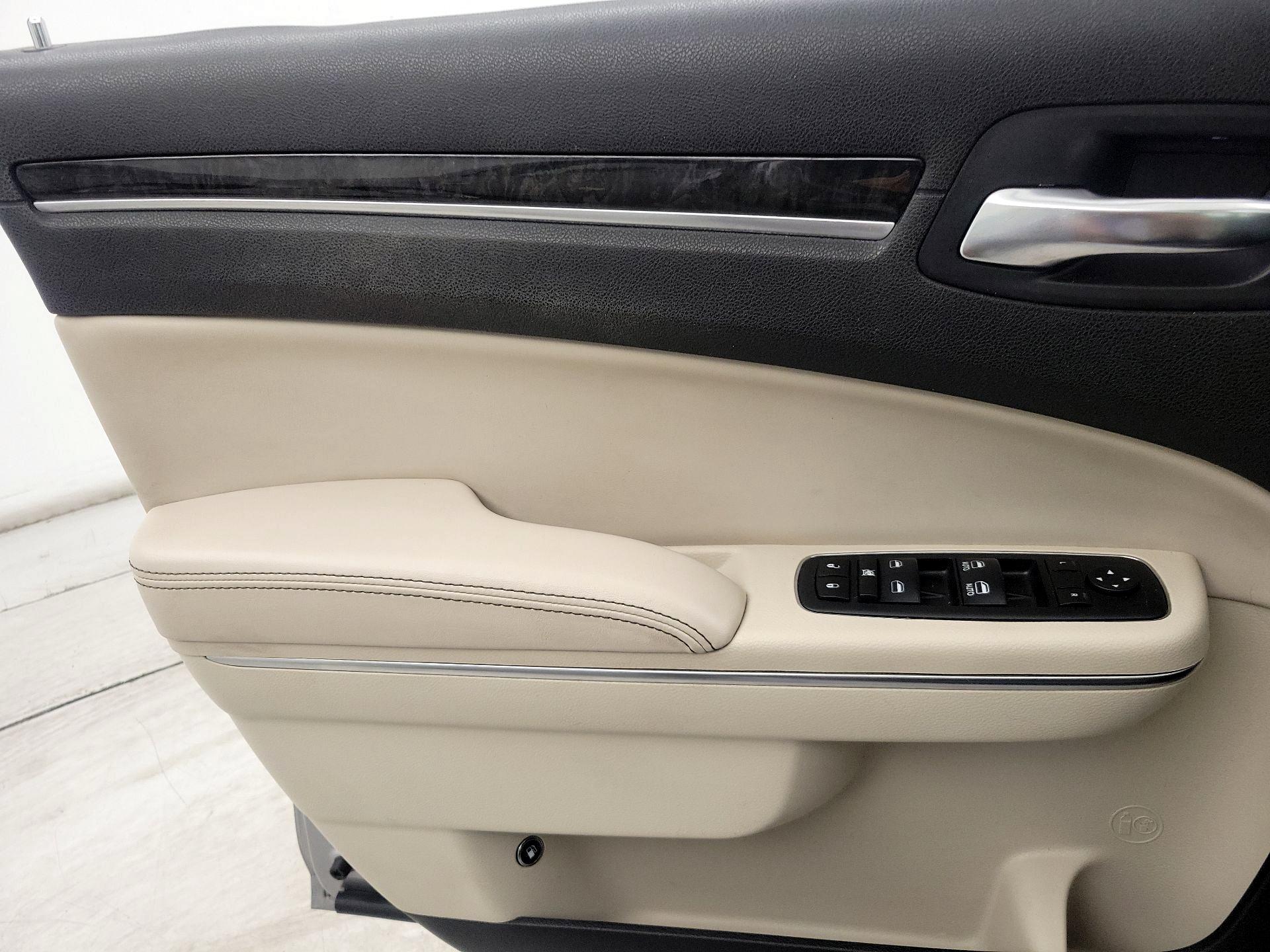 Thumbnail: 2016 Chrysler 300 - 12