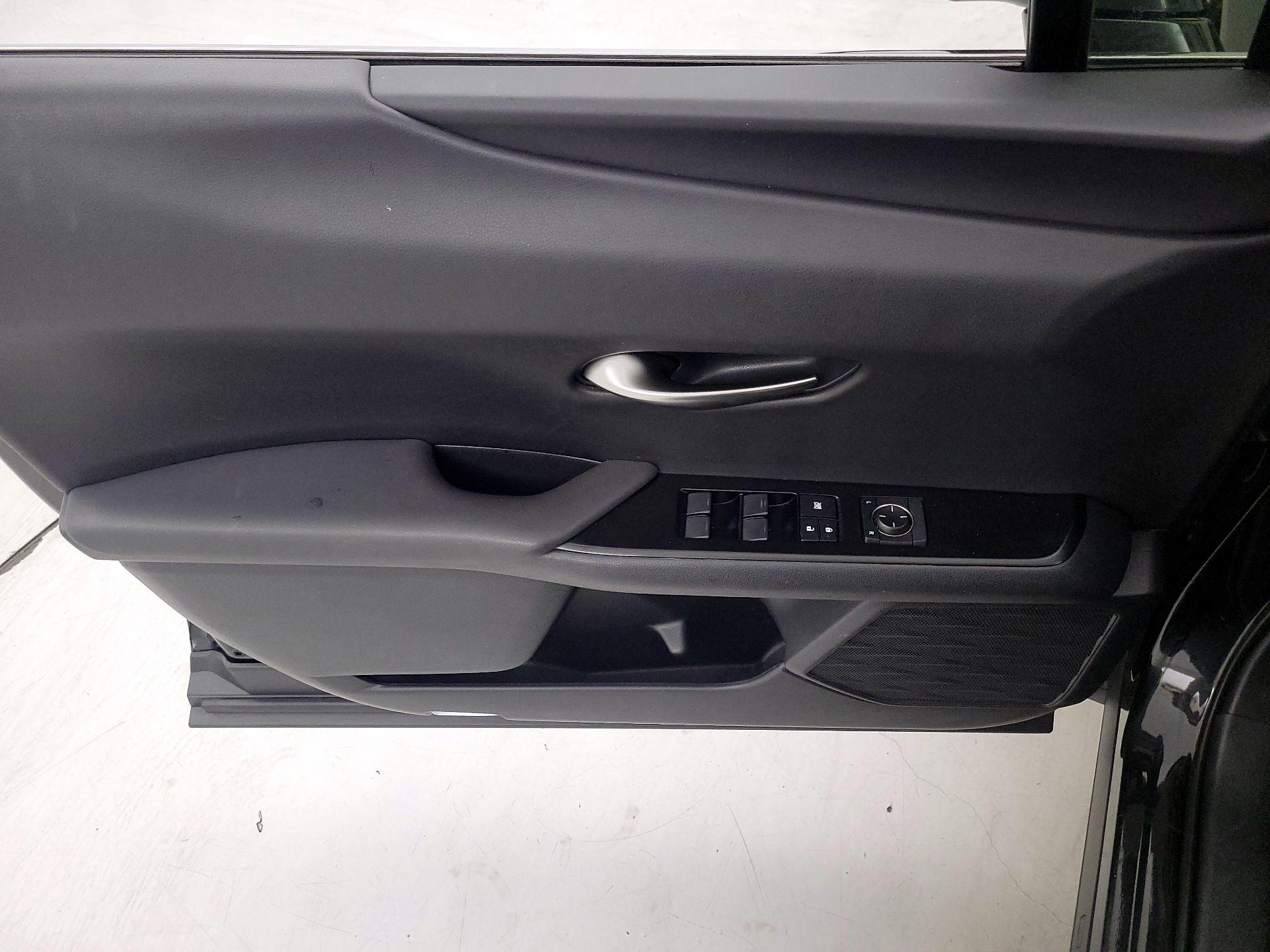 Thumbnail: 2020 Lexus UX - 12