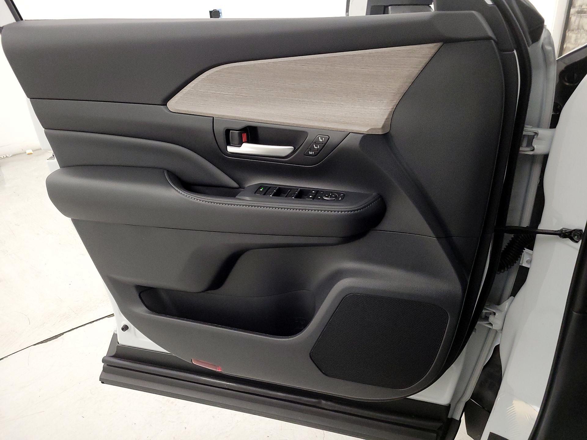 Thumbnail: 2026 Toyota Highlander - 12