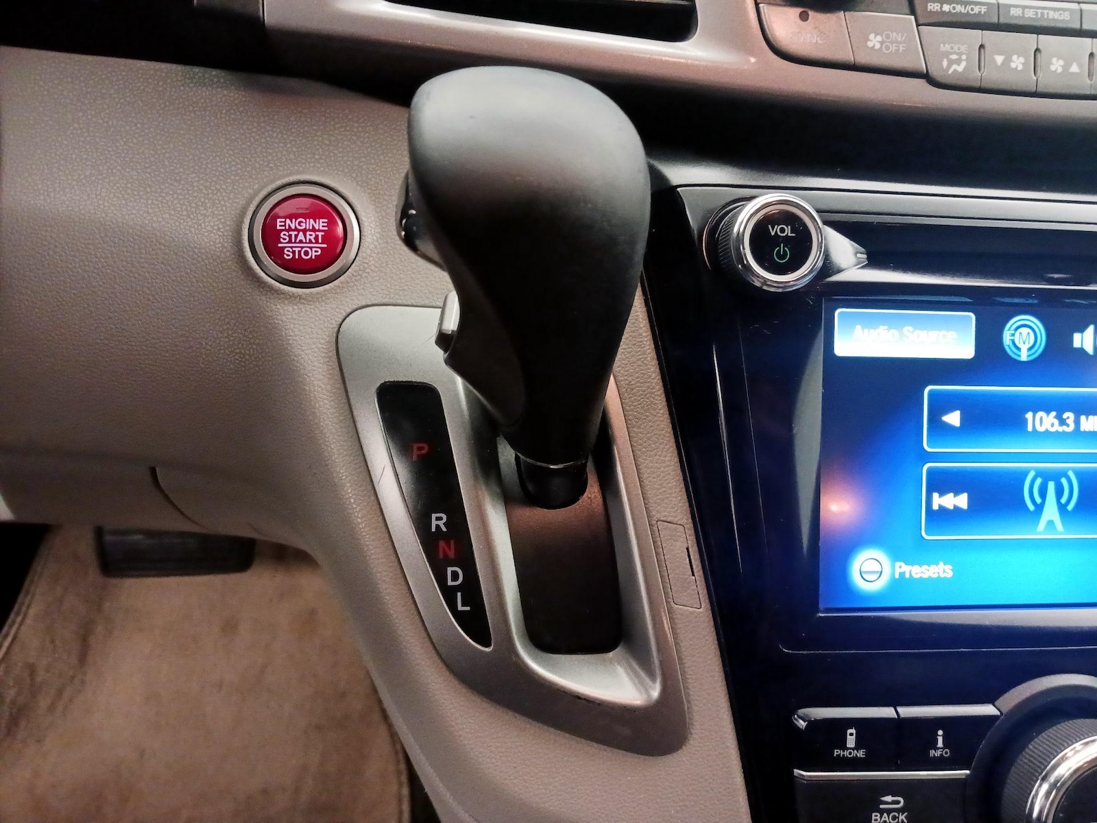 2016 Honda Odyssey SE - Photo 18