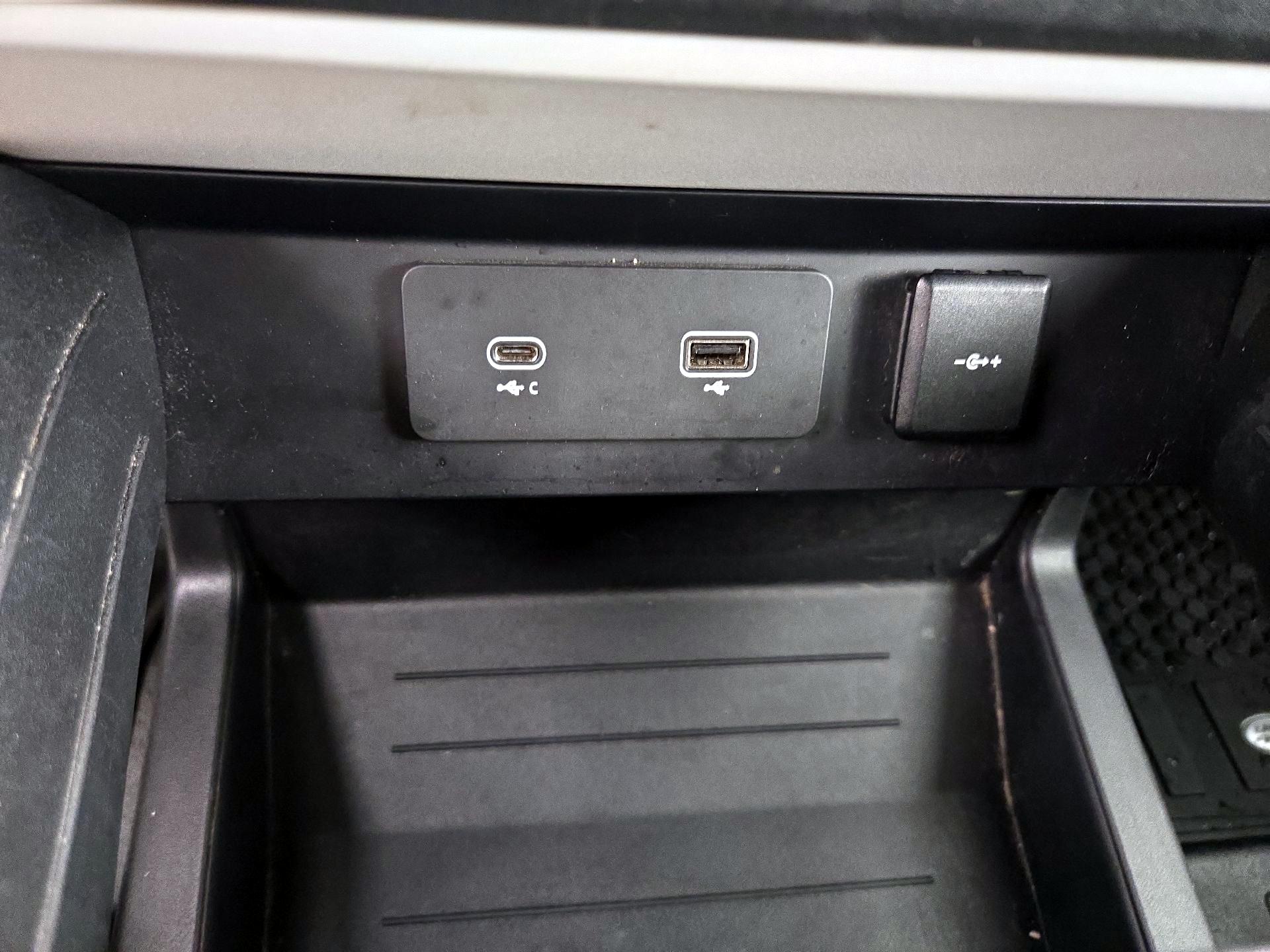 Thumbnail: 2022 Land Rover Defender - 18