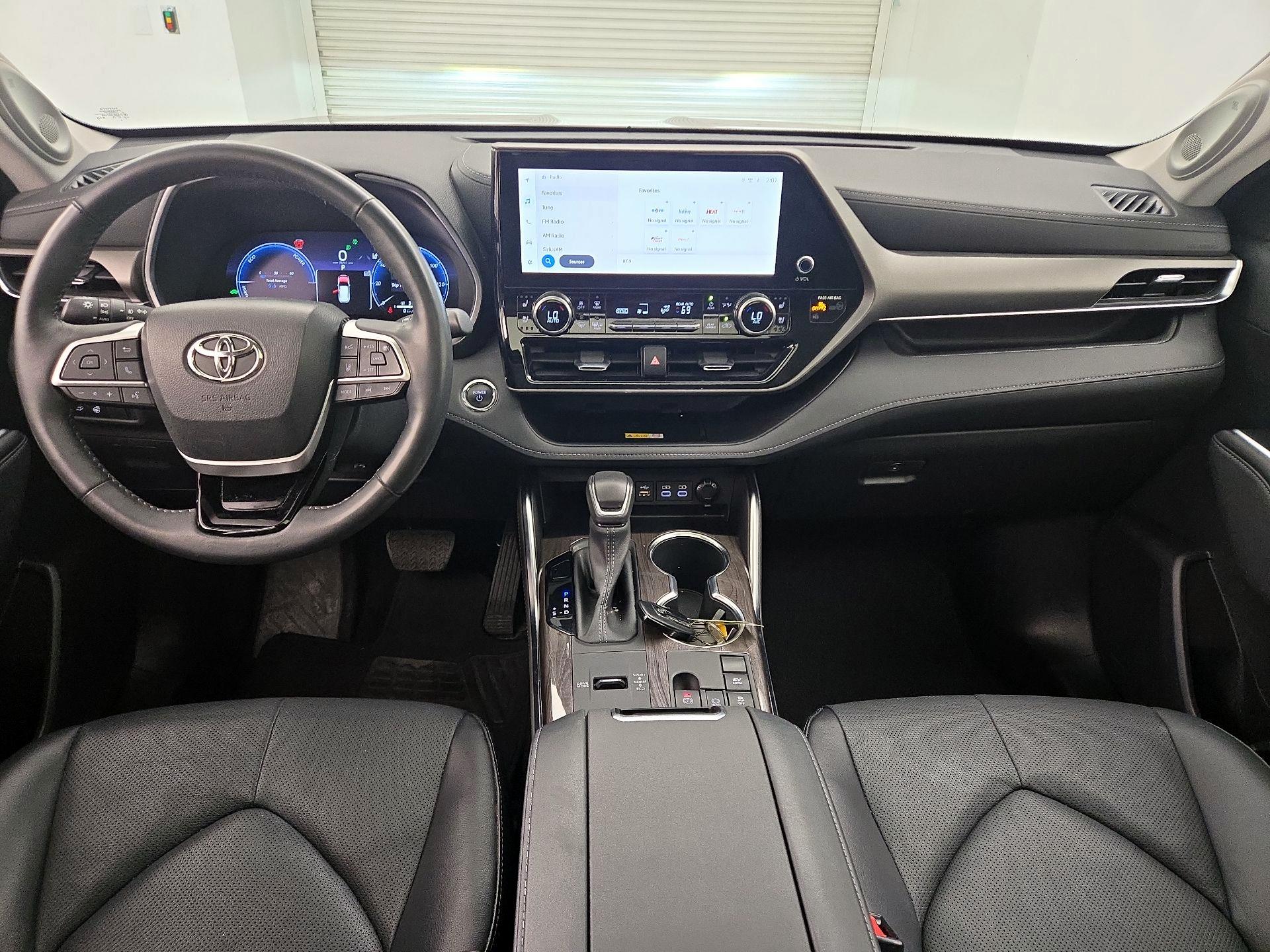 Thumbnail: 2023 Toyota Highlander - 9