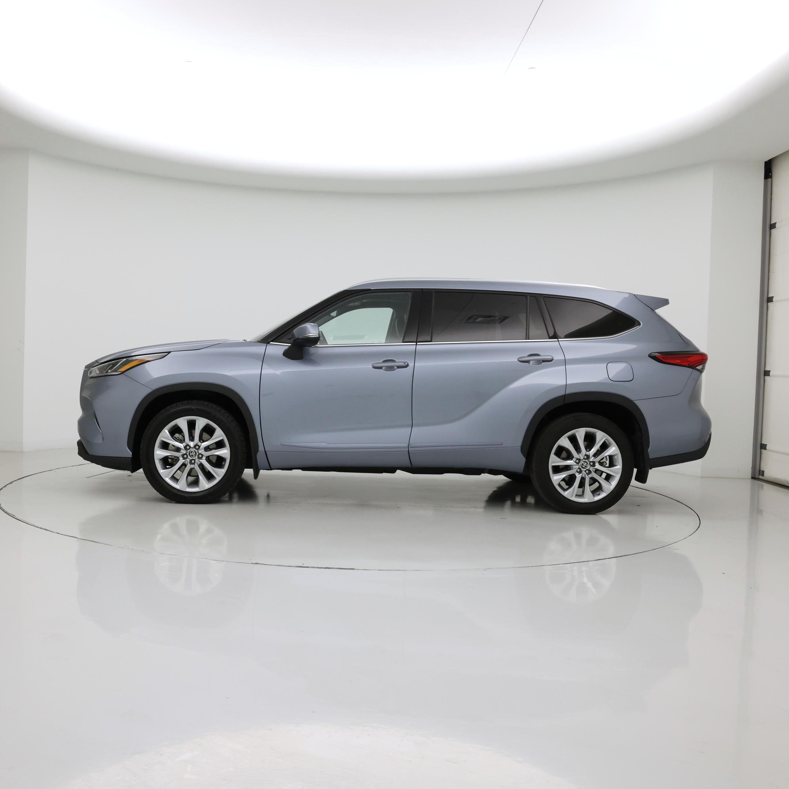 Thumbnail: 2023 Toyota Highlander - 3