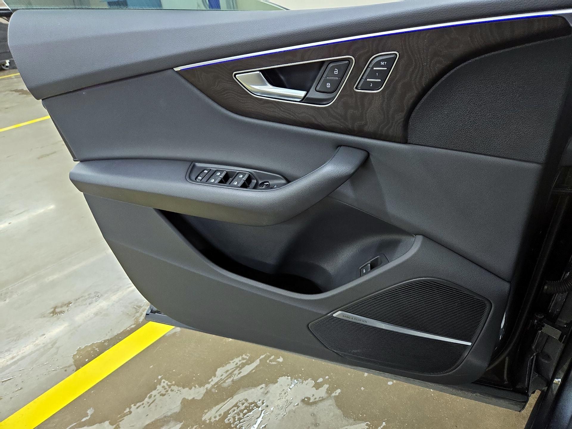 Thumbnail: 2021 Audi Q8 - 12