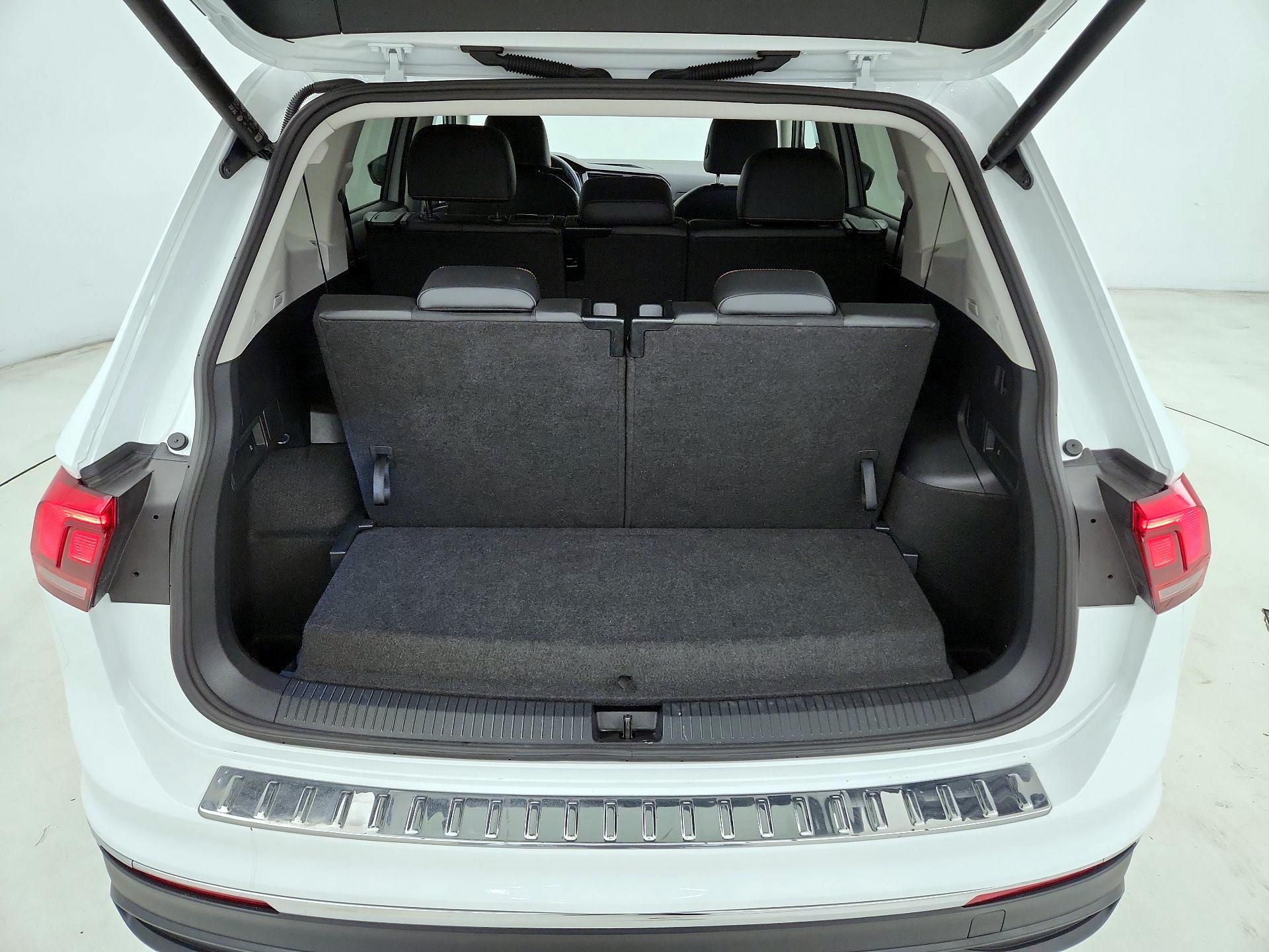Thumbnail: 2024 Volkswagen Tiguan - 16
