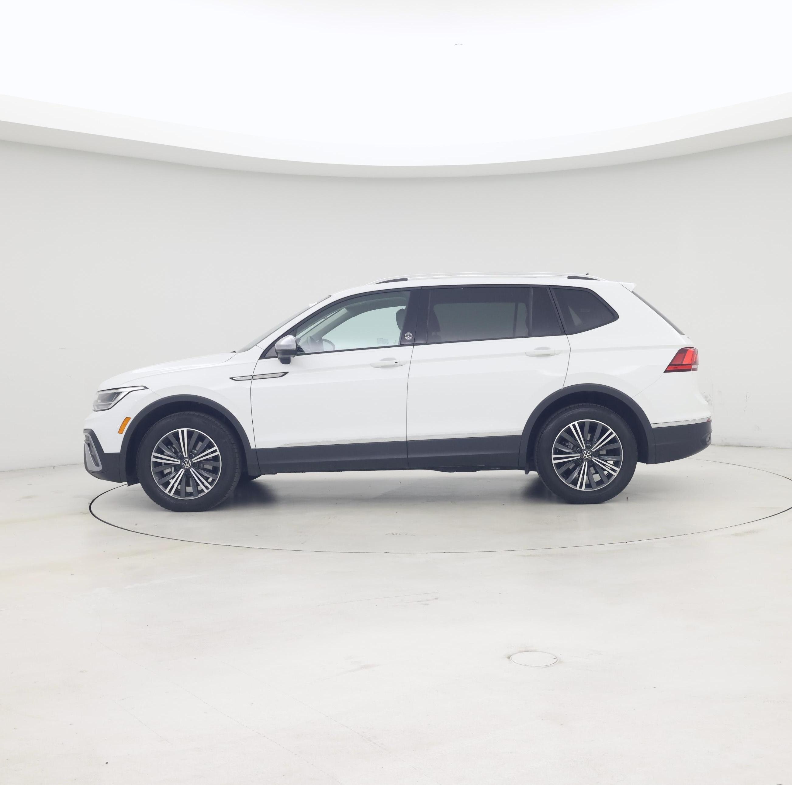 Thumbnail: 2024 Volkswagen Tiguan - 3