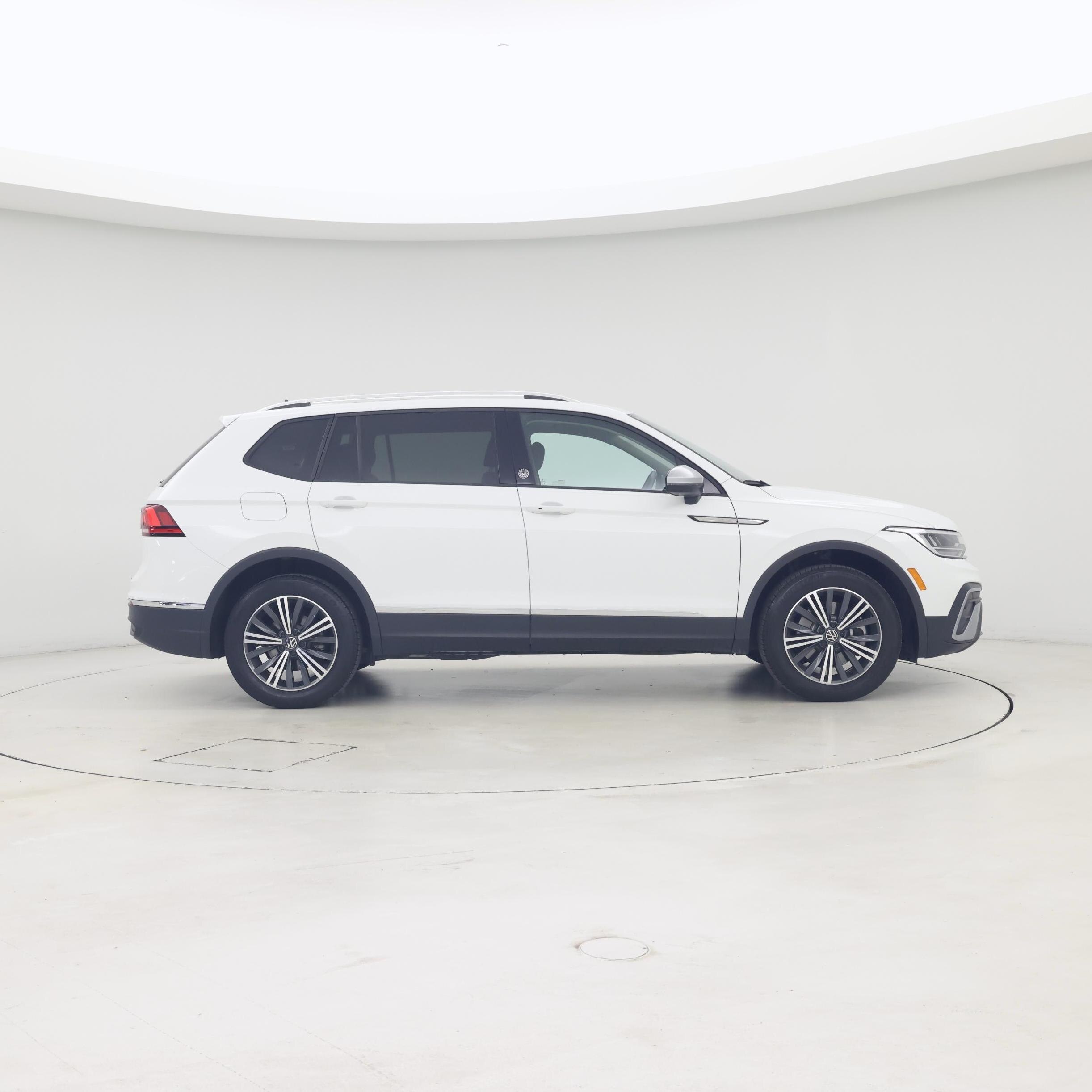 Thumbnail: 2024 Volkswagen Tiguan - 7